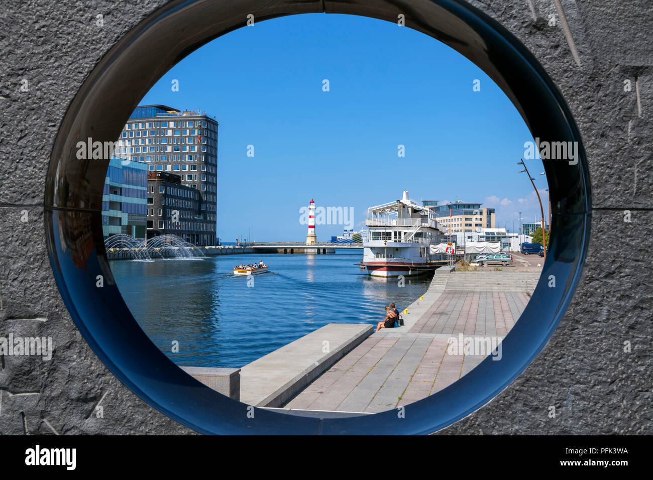Malmö, Suède. Harbour vue à travers une sculpture sur le waterfront, Malmo, Suède, Scania Banque D'Images
