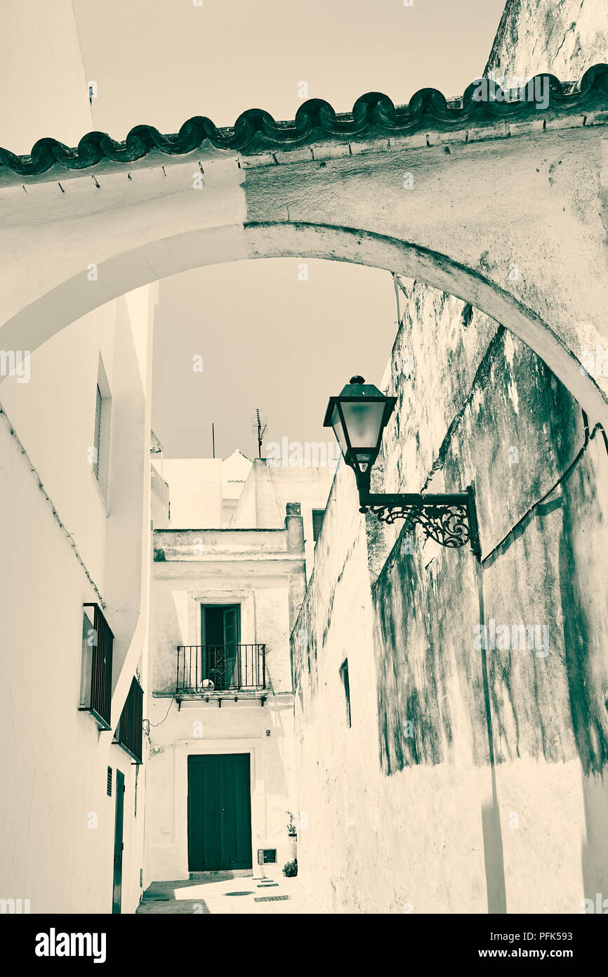 Traditionnelle au bas d'une petite rue de maisons blanchies à la chaux et des bâtiments dans un quartier résidentiel du sud de l'Espagne Banque D'Images