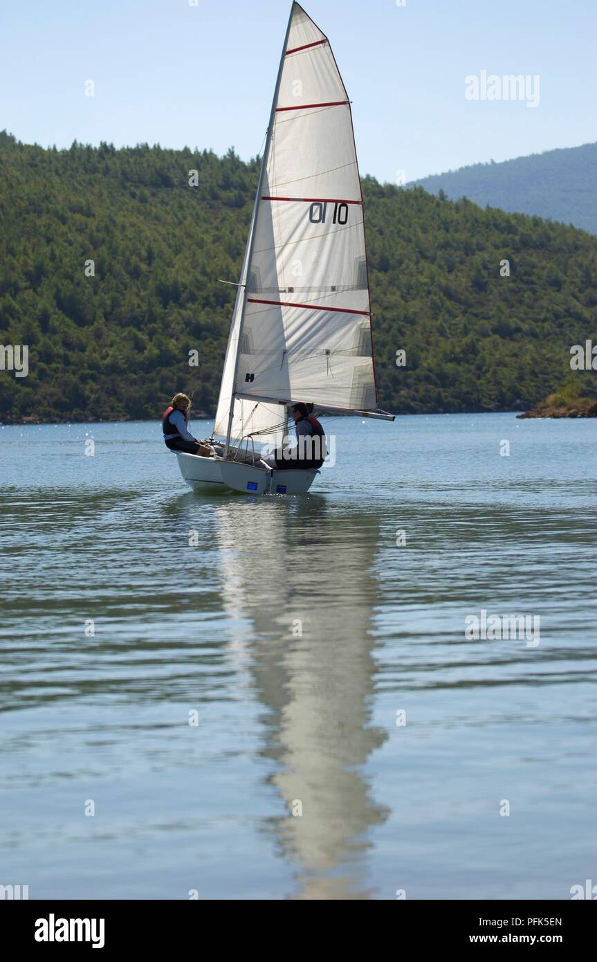 La Turquie, jeune homme et jeune femme voile canot sur la rivière Banque D'Images
