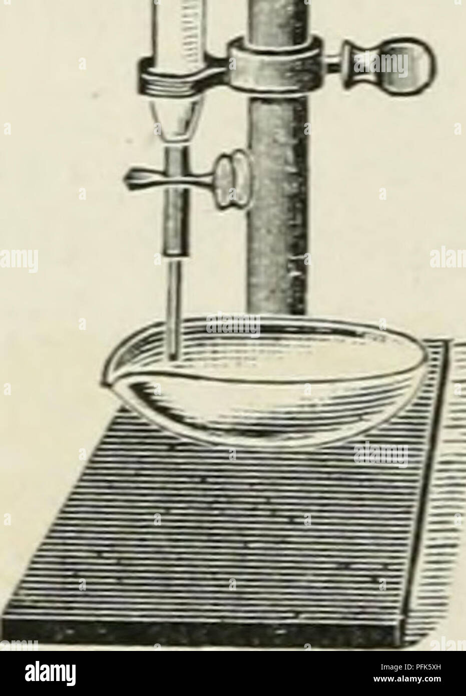 . La chimie des produits laitiers ; un manuel pratique pour les chimistes et d'autres d'avoir le contrôle de laiteries. Les produits laitiers. 180 L'ESTIMATION DE L'PROTEIXS mono- et di-phosphate, et en partie à l'acide carbonique dissous. Van Slyke et Baker ont montré qu'il y a peu d'acide lactique dans le lait jusqu'à ce que les sels de lait ont été trans- formé en mono-basic-phosphates diacides, les lactates et de caséine ; après ces changements ont eu lieu seulement une petite quantité d'acide lactique (sur i) est absorbée par la caséine, le reste étant en solution. L'odeur âcre et le goût ne sont pas dues à l'acide lactique Banque D'Images