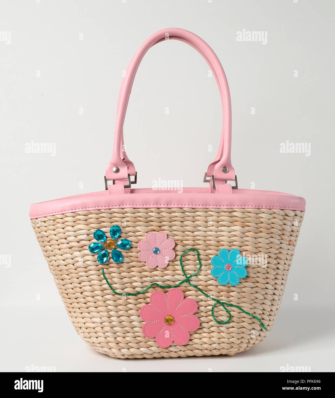 Sac de paille décoré de fleurs, de cuir et de diamante bracelet en cuir rose Banque D'Images