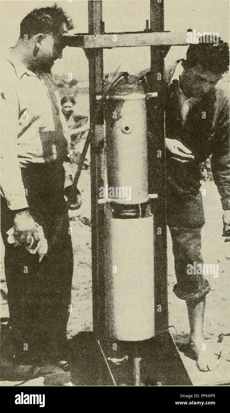 . Dahlgren. Laboratoire de Dahlgren. 152 Dahlgren. Bernard Smith (à droite) met en place des ARS fusée expérimentale n° 3 pour un lancement public en 1932. coupe courte a été d'aller à l'université. Alors, un jour j'ai vendu mes outils et ma maison et est parti pour le premier collège qui admettrait moi et c'est ce qui est arrivé à être Reed College. Après je suis sorti, il y avait une question de l'emploi en 1948, et j'ai d'abord appliqué à un certain nombre d'universités à faire des études supérieures. Ils n'ont pas aimé mon âge. C'était assez tard pour commencer. Veuillez noter que ces images sont extraites de la page numérisée des images qui peuvent avoir été retouchées numériquement fo Banque D'Images