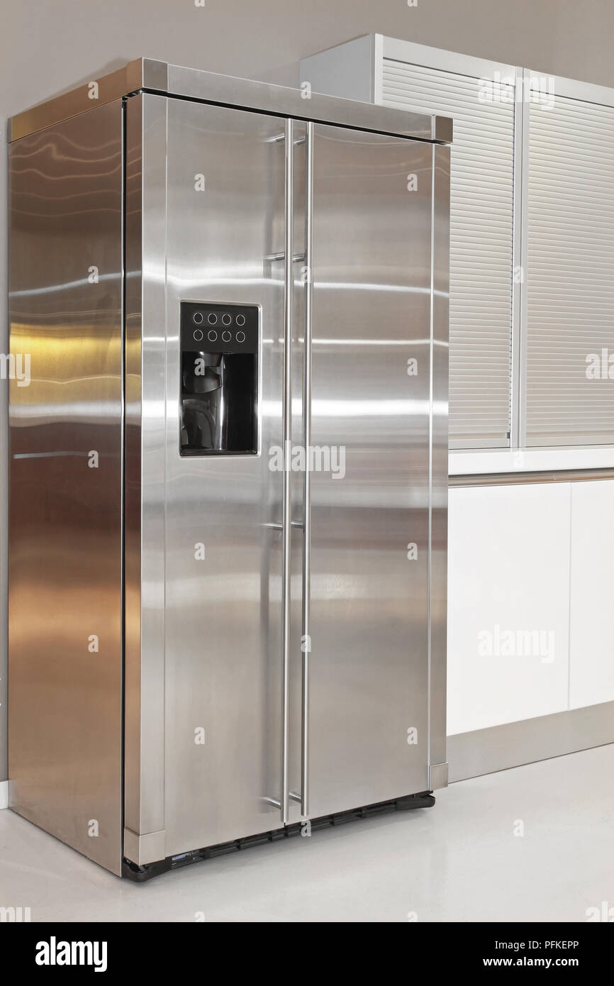 Réfrigérateur avec machine à glaçons Banque de photographies et d