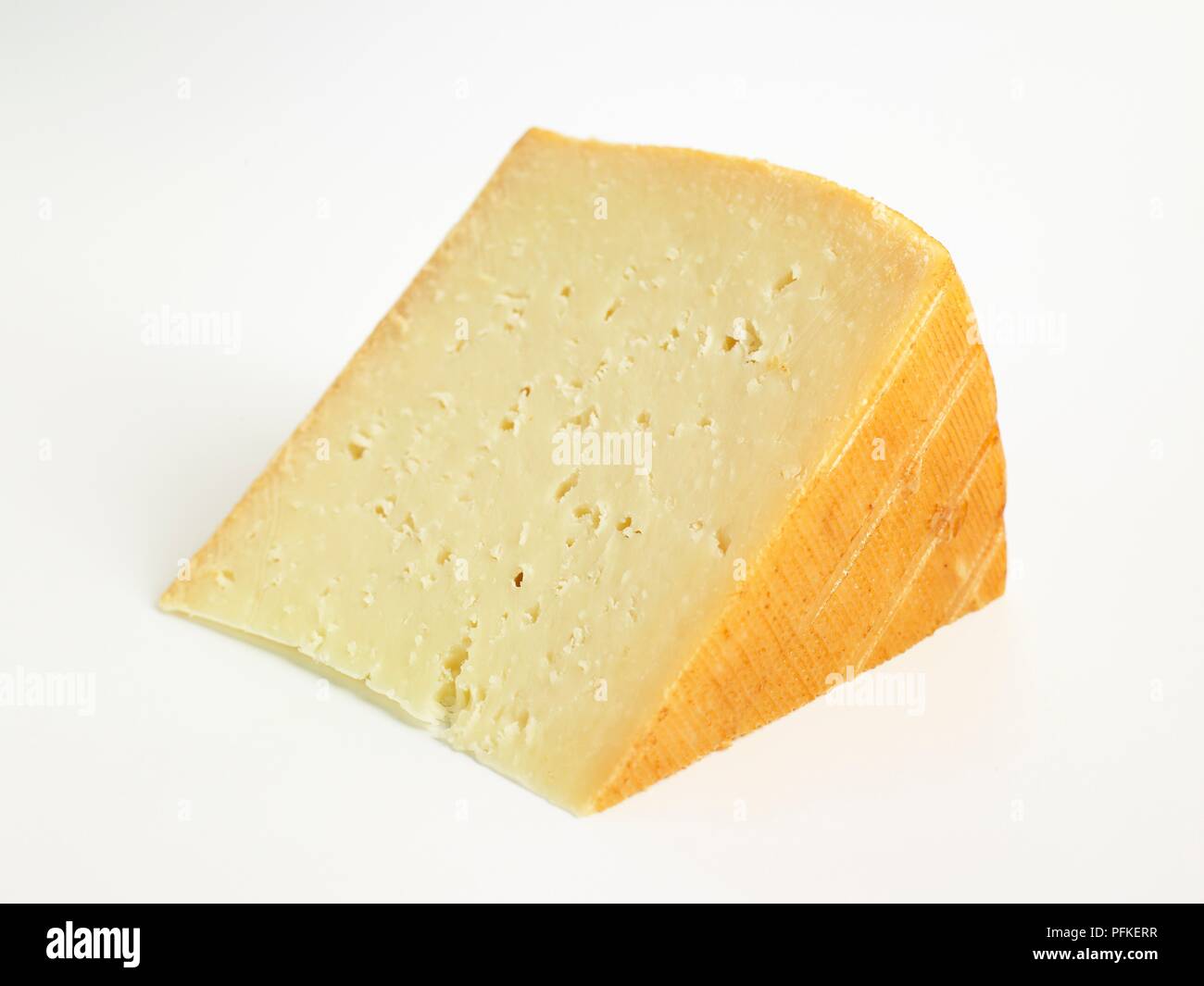 Espagnol tranche de fromage de brebis Idiazabal Banque D'Images