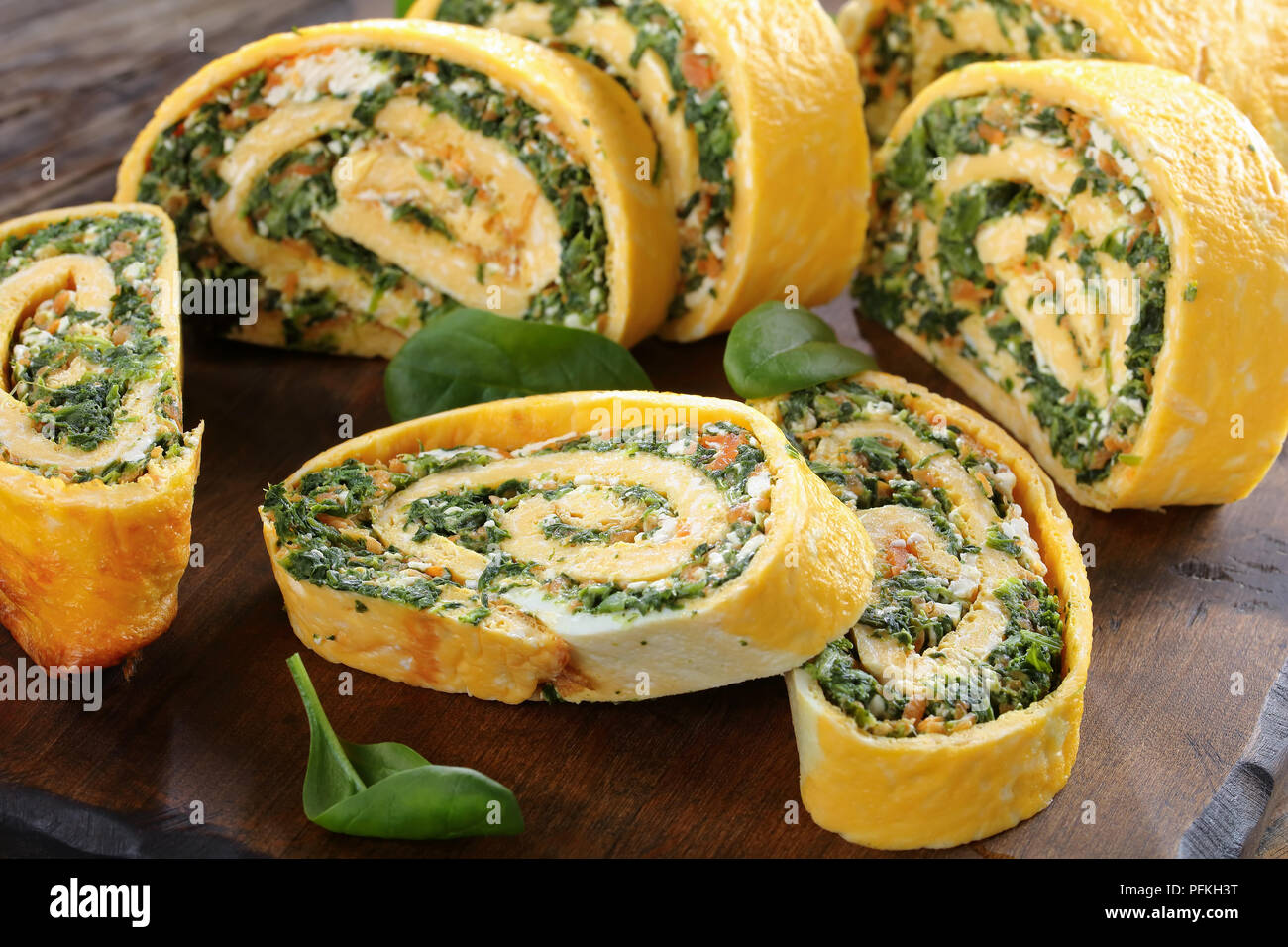 Roulade oeufs délicieux fait à partir d'un morceau de salé, éponge, étaler avec un remplissage doux d'épinards, la feta et les carottes et enroulées en spirale, v Banque D'Images