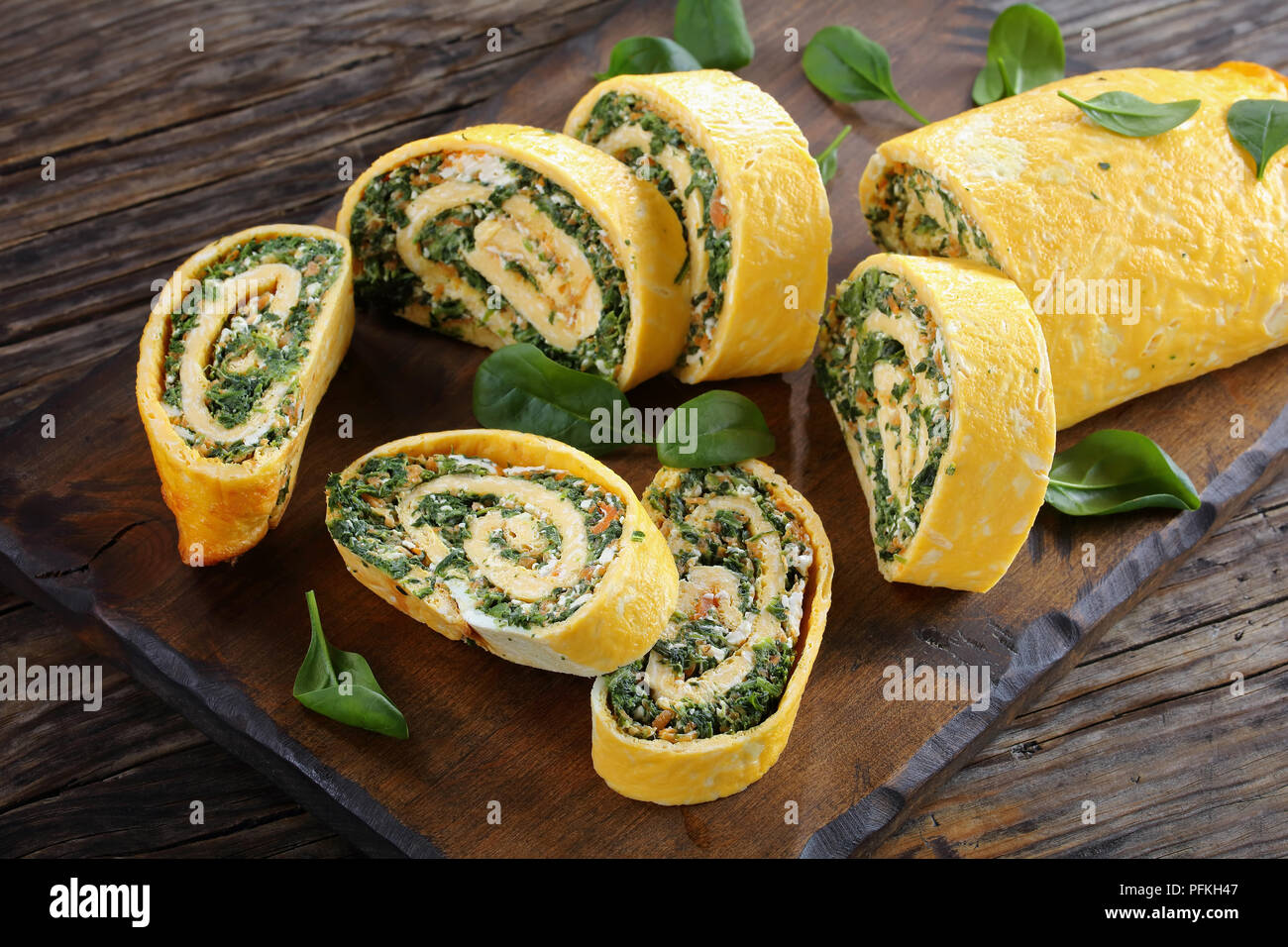 Roulade d'oeufs aux épinards, carottes et fromage Banque D'Images