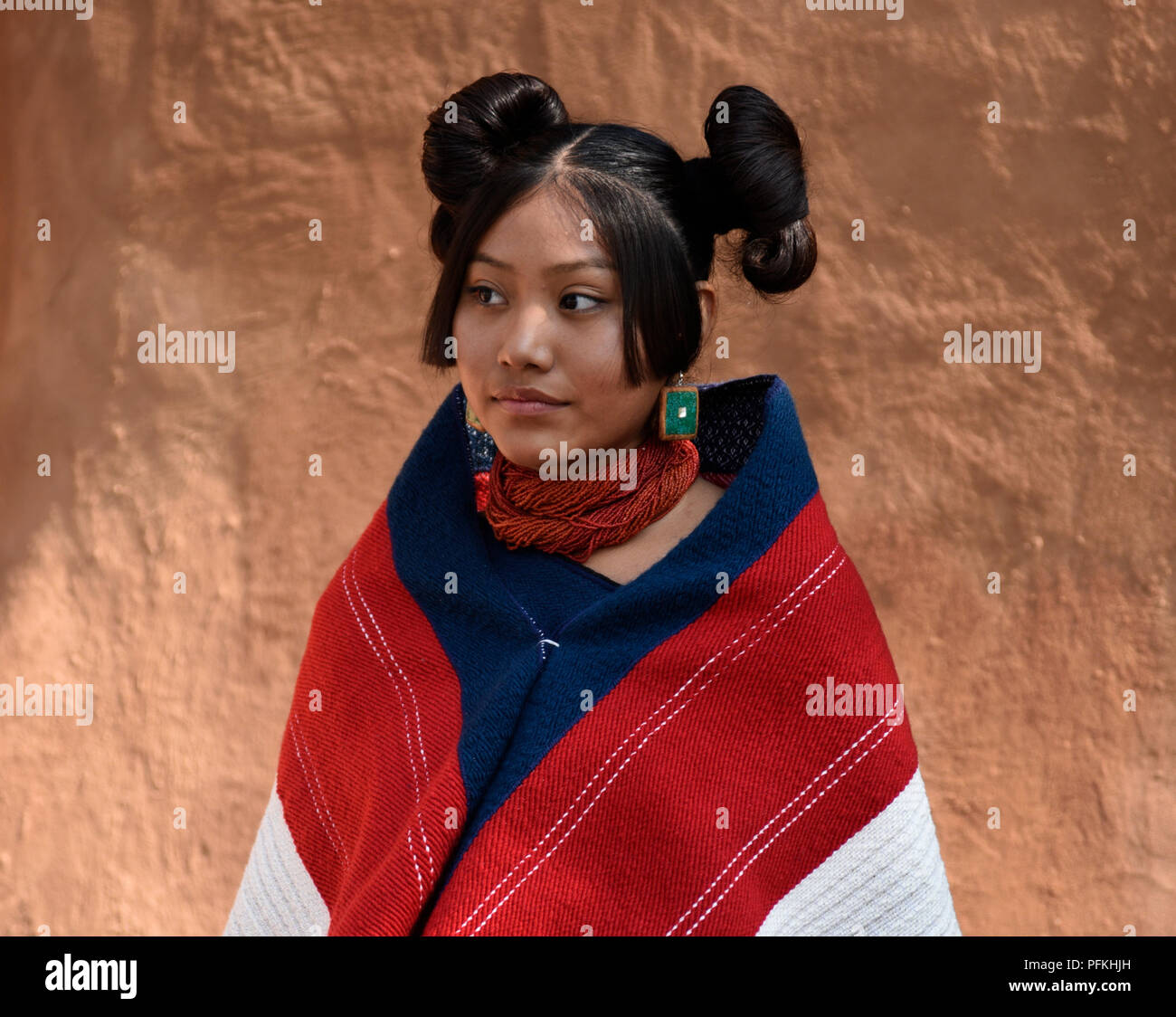 Une jeune Native American (Hopi) Femme portant des vêtements traditionnels Hopis et la coiffure au Santa Fe Marché indien Banque D'Images