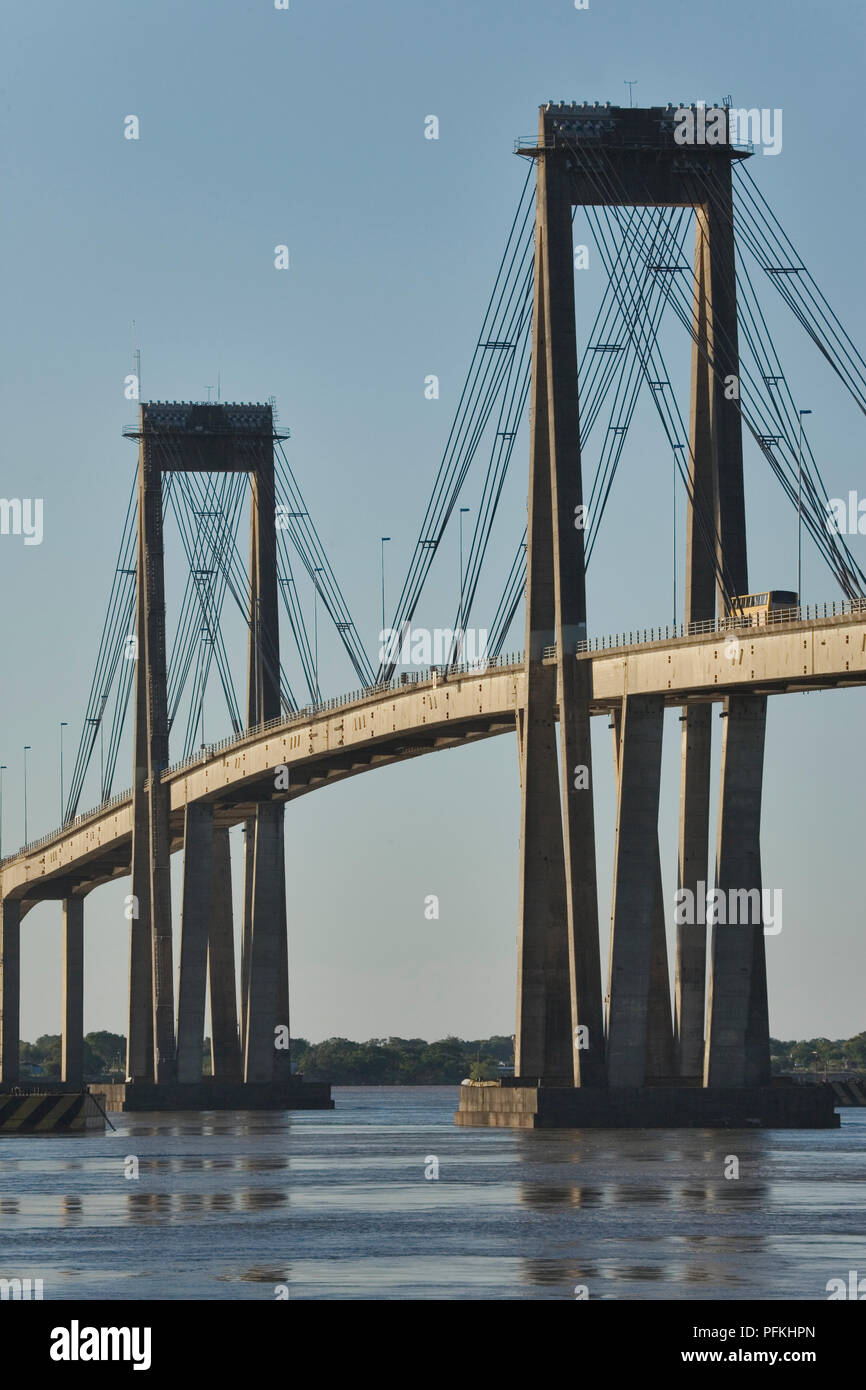 L'Argentine, le général Manuel Belgrano, pont à haubans pont routier enjambant la rivière Parana Entre Corrientes et Buenos Aires Banque D'Images
