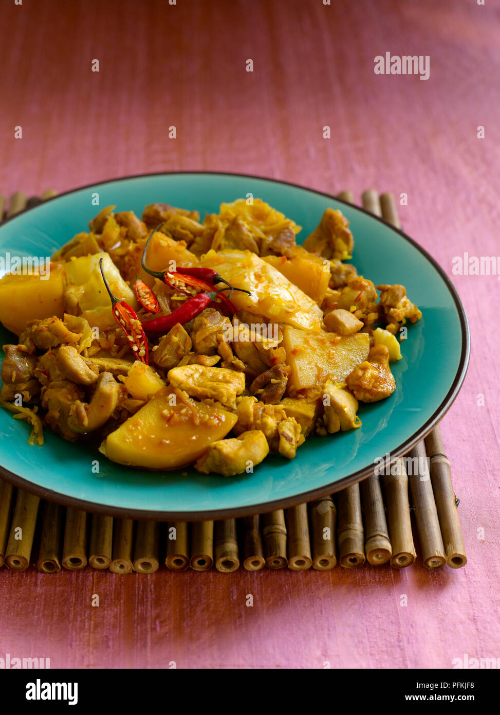 Ayam Nari devil, poulet curry de Singapour avec des pommes de terre, chou, gingembre et piment rouge, close-up Banque D'Images