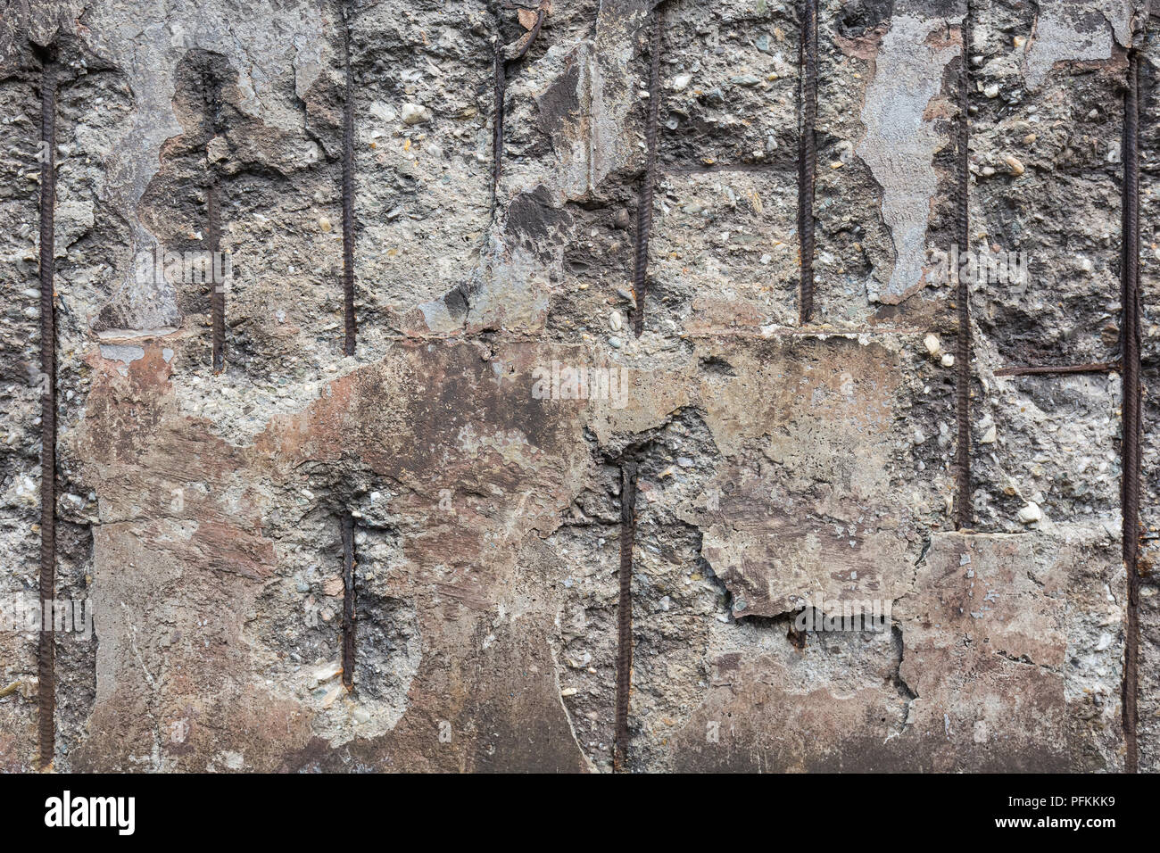 Mur de béton brisés avec grille en fer Banque D'Images