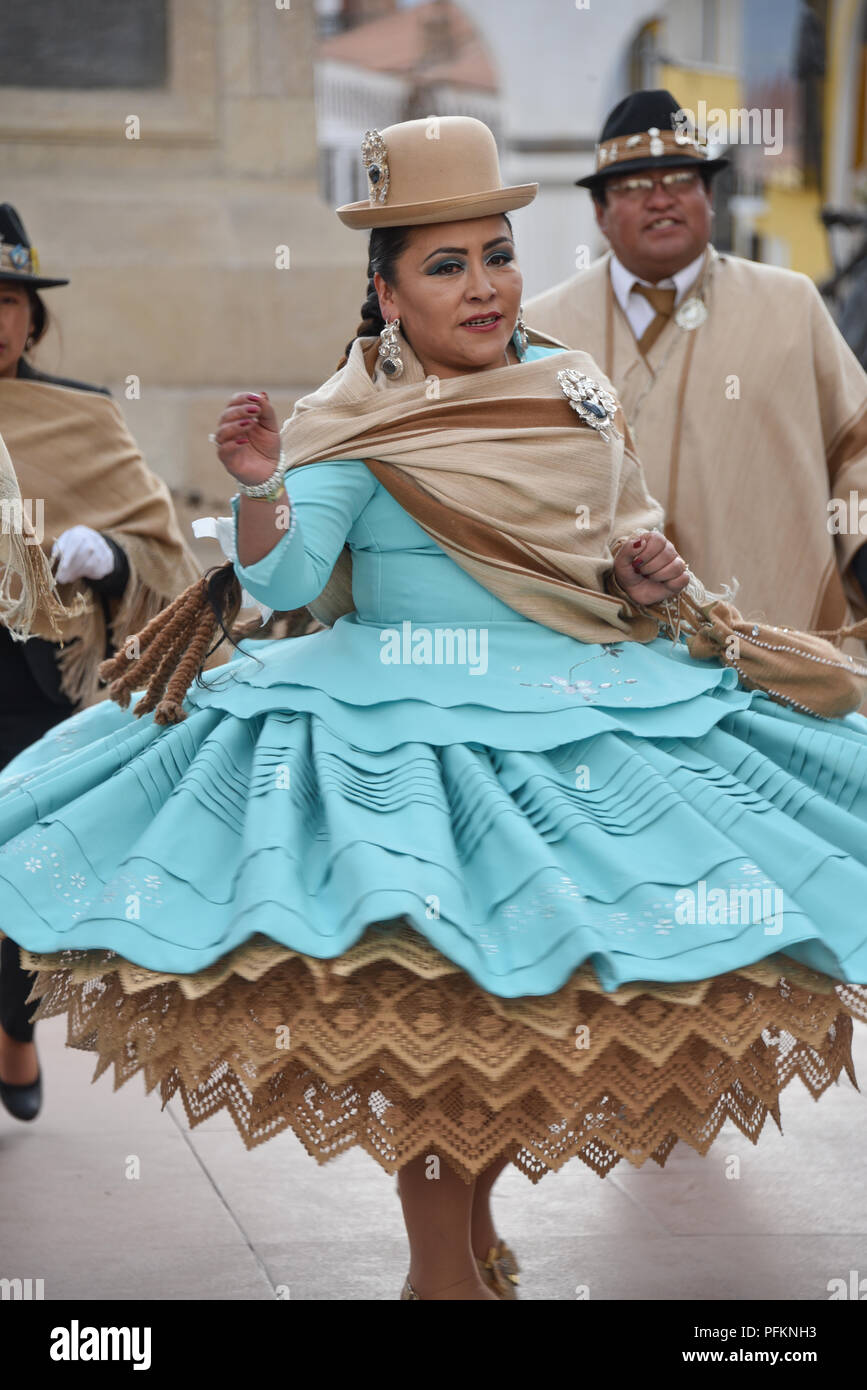 Potosi, Bolivie - Juillet 26, 2018 : les danseurs en costume traditionnel défilant à travers la ville de Potosi, avant le jour de l'indépendance de la bolivie Banque D'Images