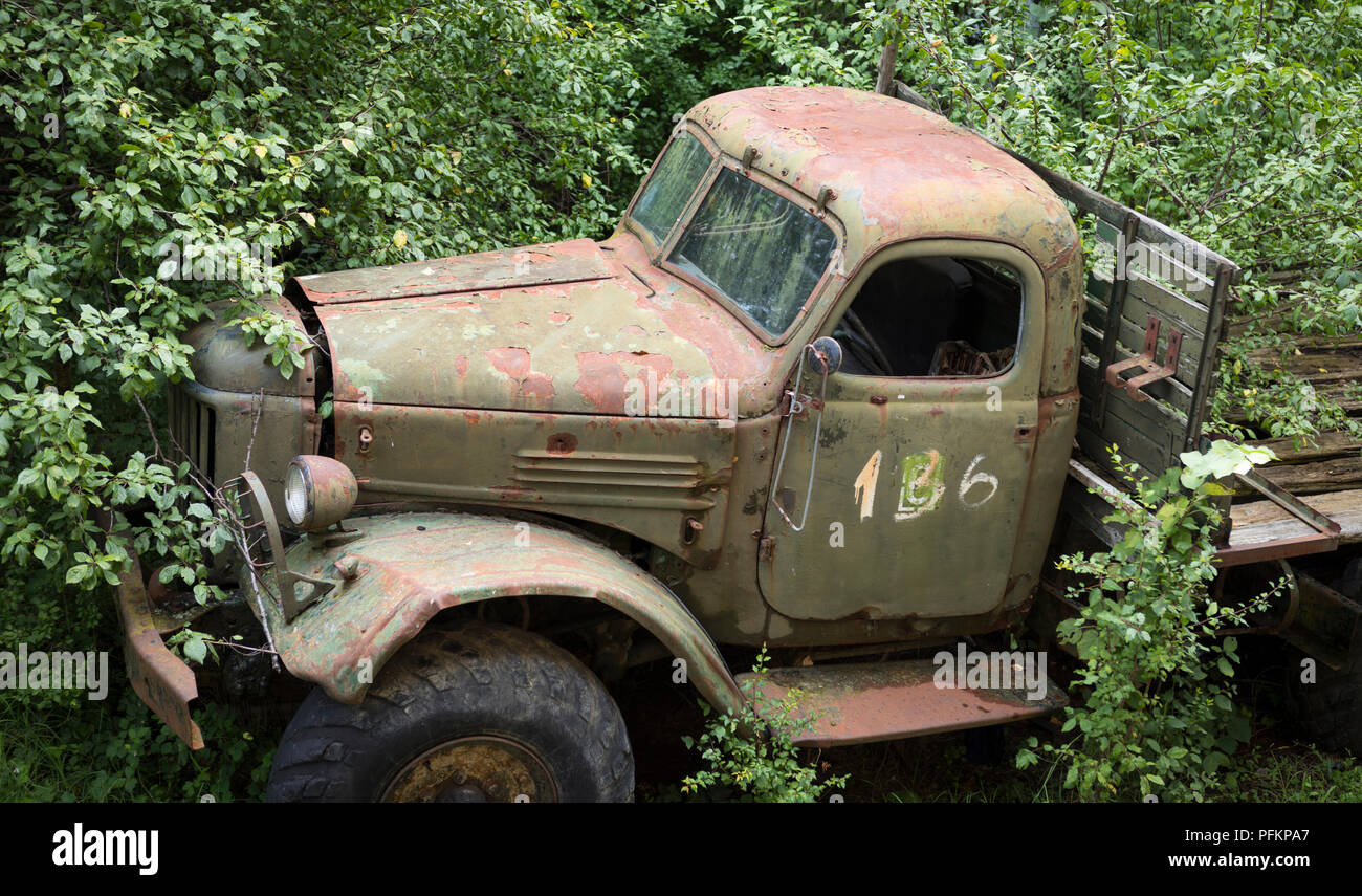 Camion de l'armée russe abandonné garé contre des arbres en Bulgarie Banque D'Images