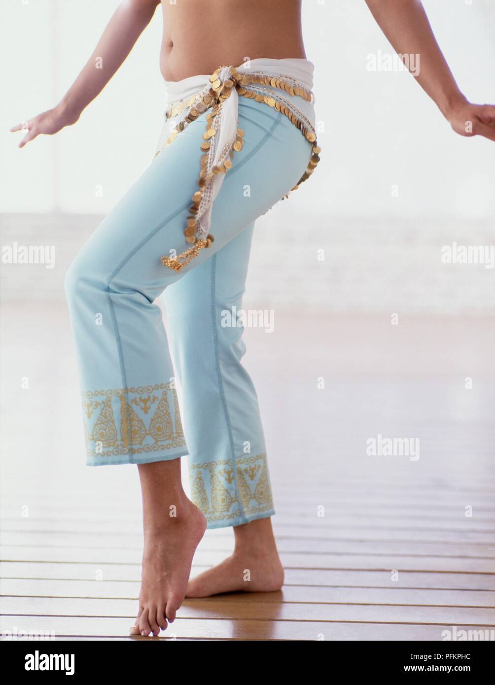 Belly dancer performing cercle hip marocain Banque D'Images