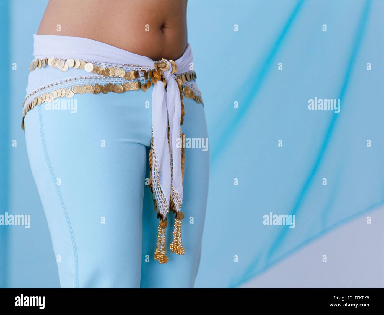Femme portant le bleu et l'or de la danse du ventre foulard autour des  hanches, costume, close-up Photo Stock - Alamy