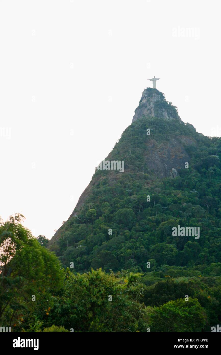 Brésil, Rio de Janeiro, Cristo Redentor au sommet de la montagne du Corcovado Banque D'Images