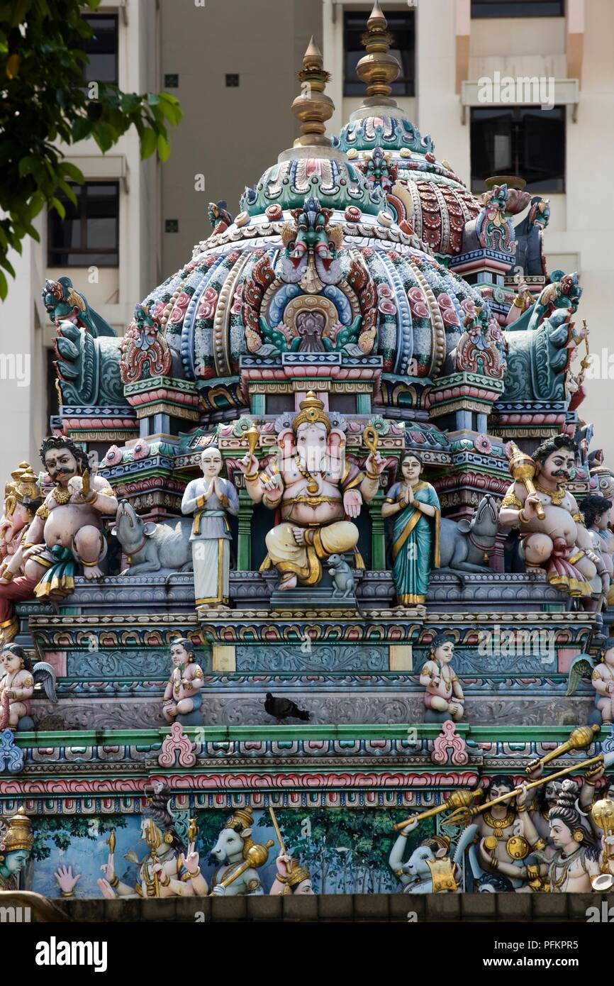 Singapour, Sri Veerama Kaliamman Temple : Détail du pavillon montrant histoire de la tête d'éléphant Ganesh Banque D'Images