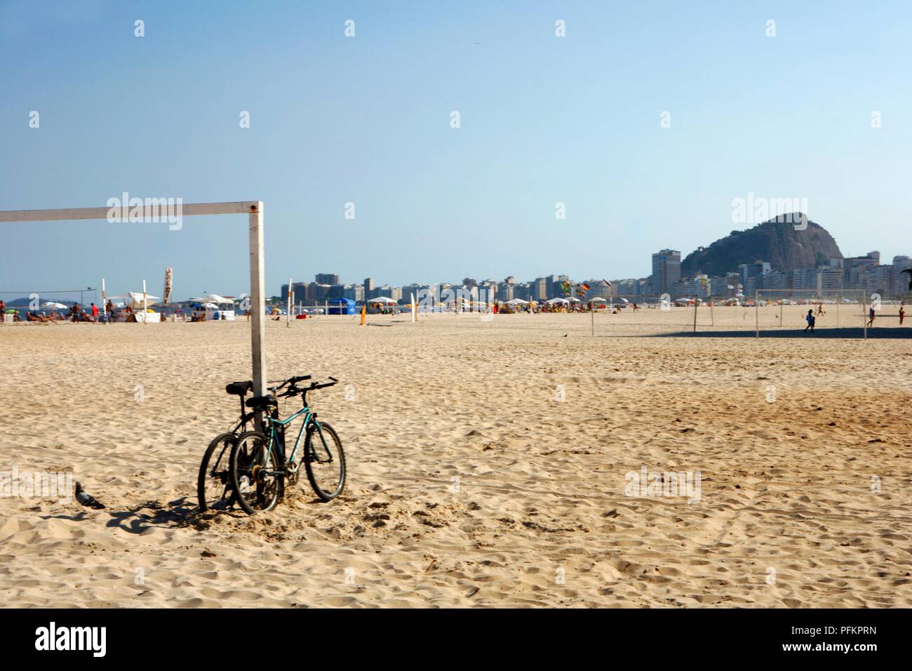 Brésil, Rio de Janeiro, location appuyé contre poteau de but sur la plage de Copacabana et Leme Banque D'Images