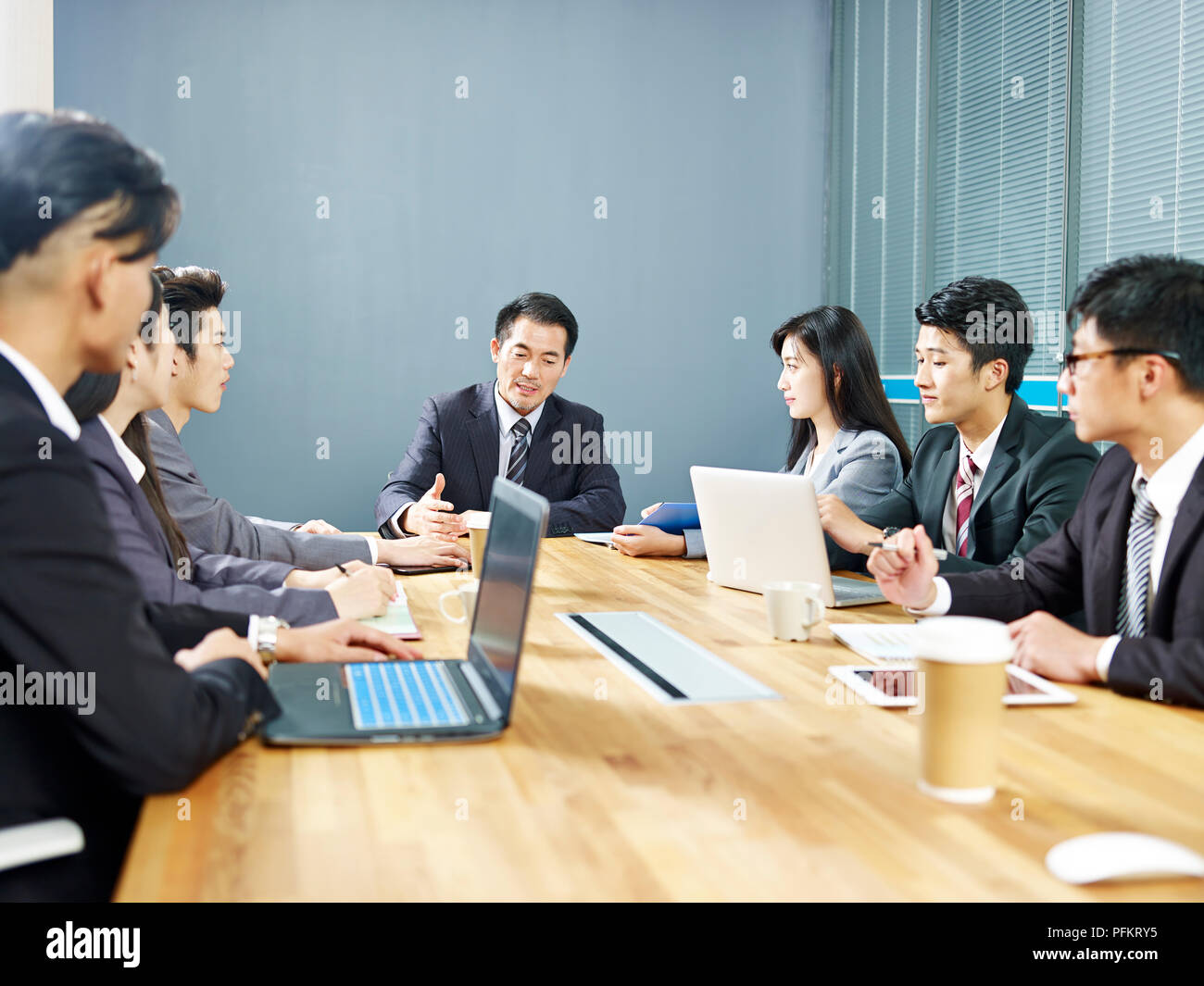 Équipe de gens d'affaires de l'entreprise asiatique hommes et de femmes réunis dans le bureau. Banque D'Images