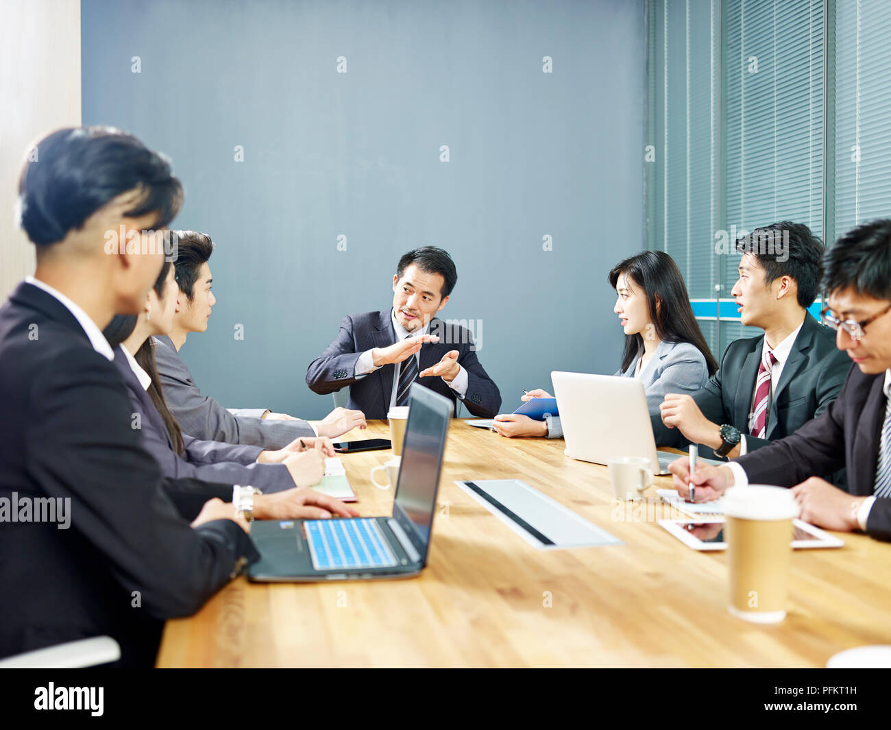 Équipe de gens d'affaires de l'entreprise asiatique hommes et de femmes réunis dans le bureau. Banque D'Images