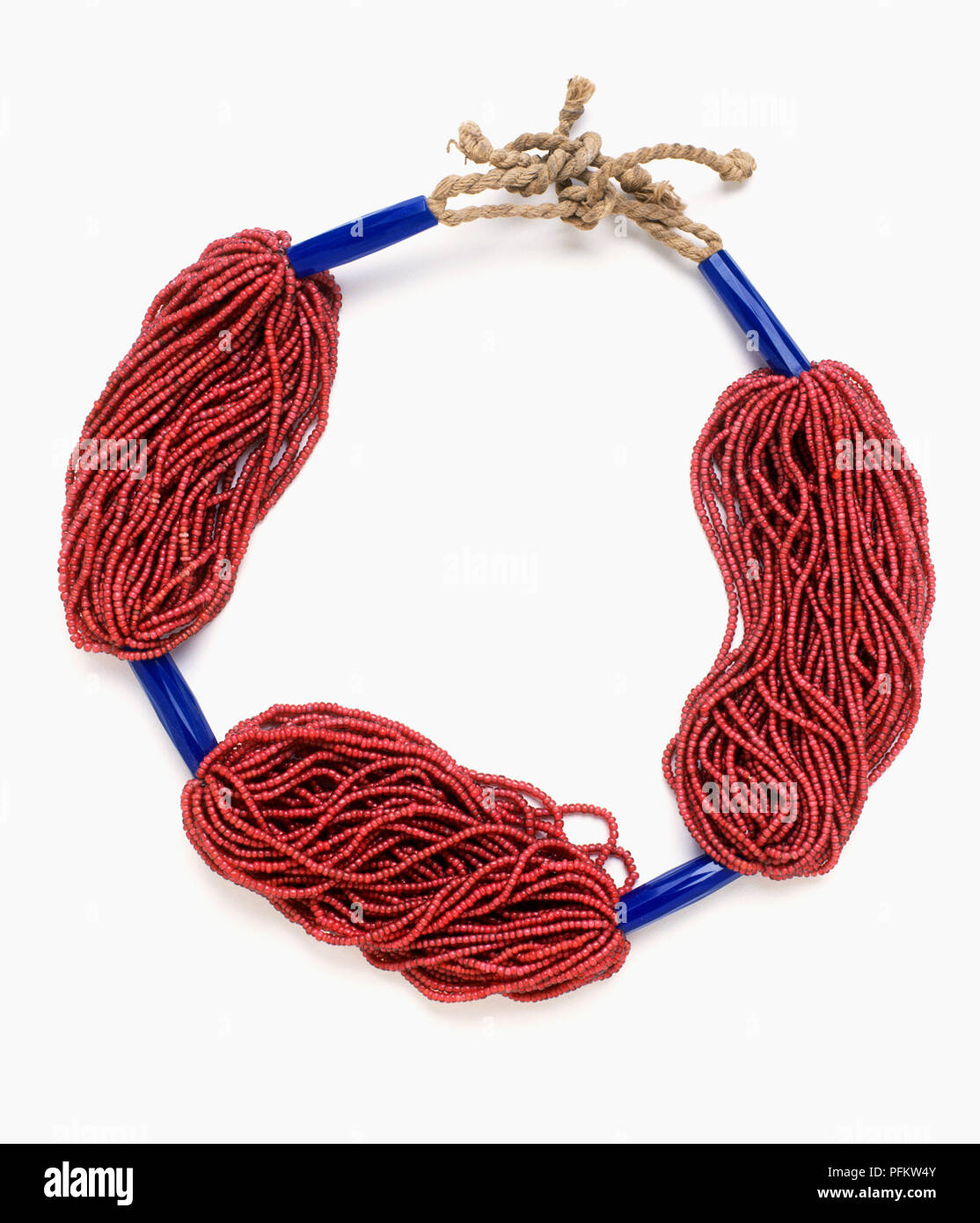 Un collier en verre rouge et bleu de l'Afrique de tribu Fulani Banque D'Images