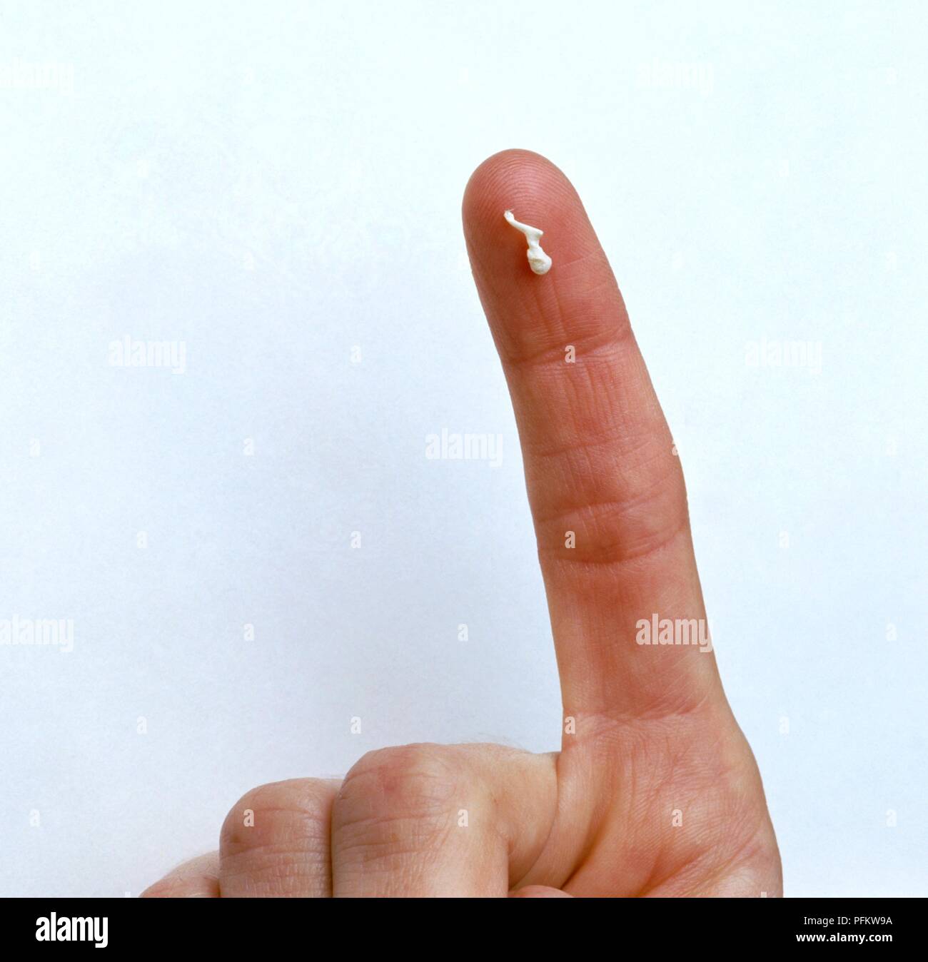 Marteau, petit os de l'oreille, il est indiqué sur le fingertip Photo Stock  - Alamy