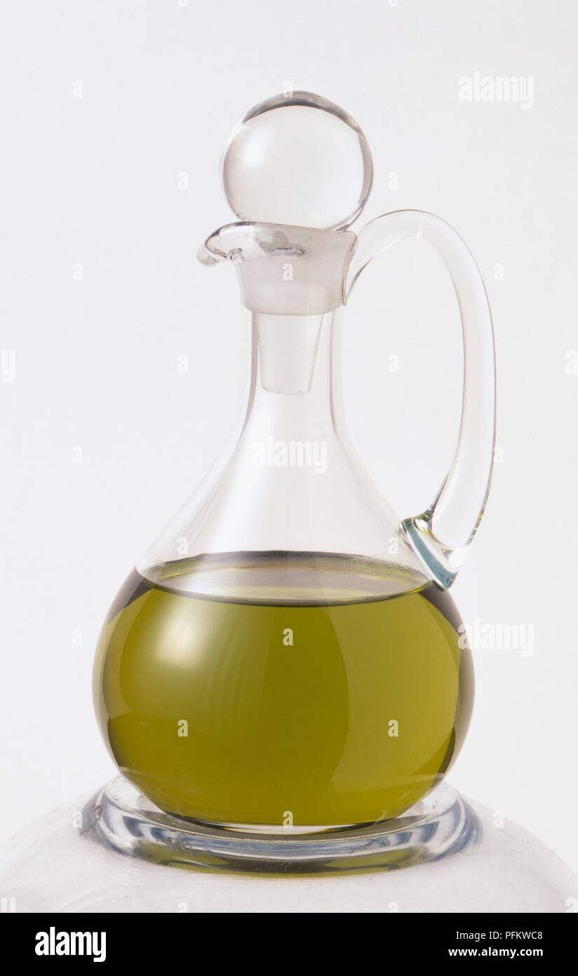 Salière en verre rempli d'huile d'olive Banque D'Images