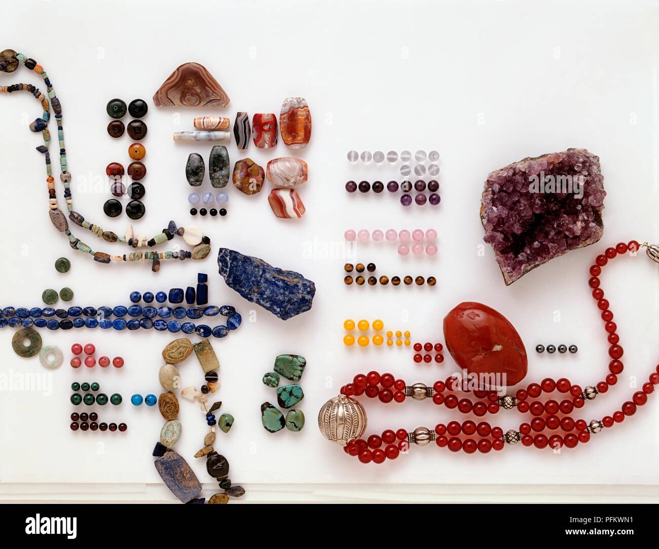 Collection de minéraux semi-précieux dont l'améthyste, la cornaline et le lapis-lazuli, et semi-précieuses, perles de quartz, calcédoine, agate, lapis-lazuli, turquoise, malachite, rhodonite, grenat Banque D'Images