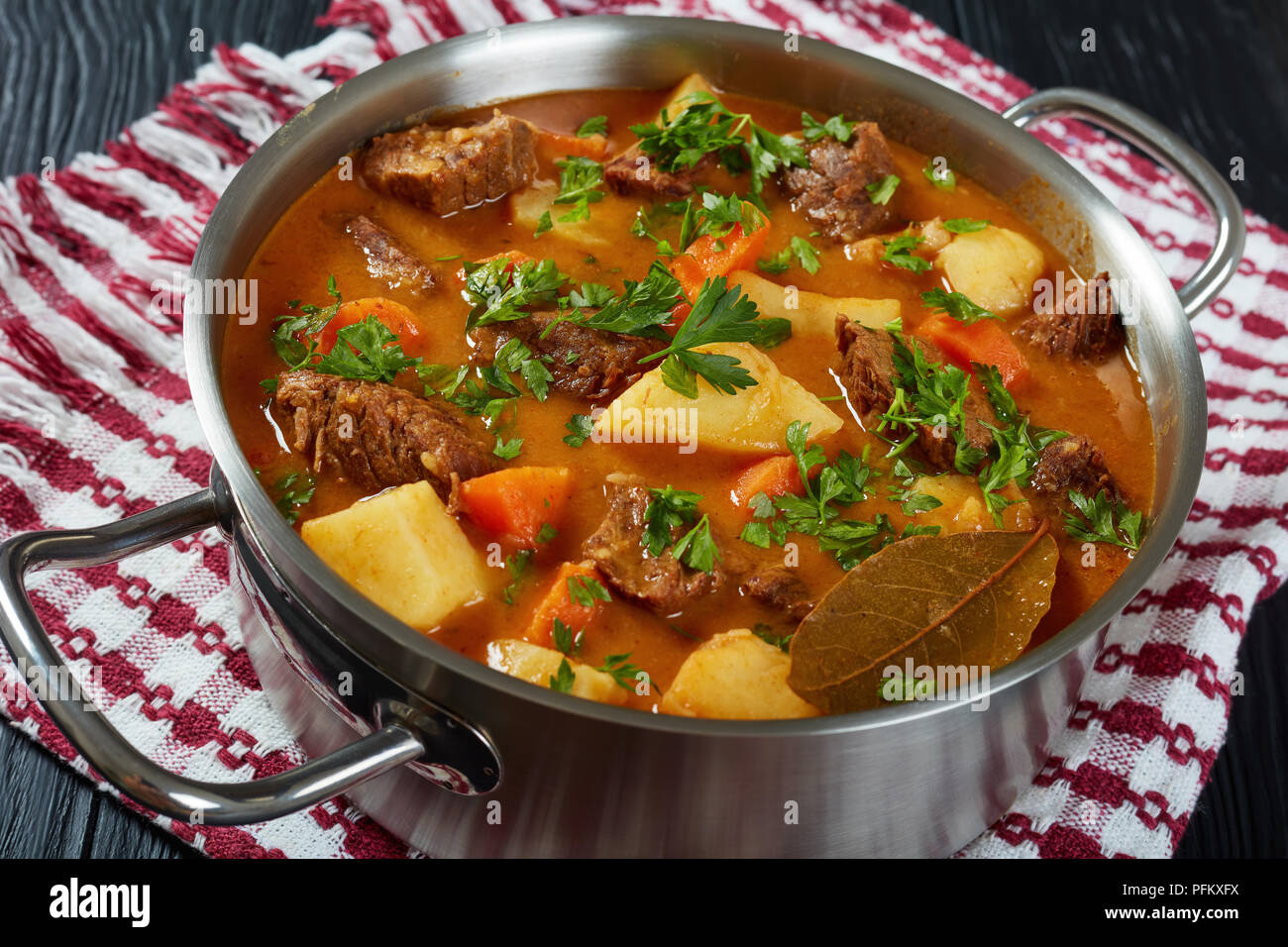 Ragoût de boeuf avec des pommes de terre et les carottes ou estofado de carne dans une casserole de métal, recette authentique, vue de dessus, close-up Banque D'Images