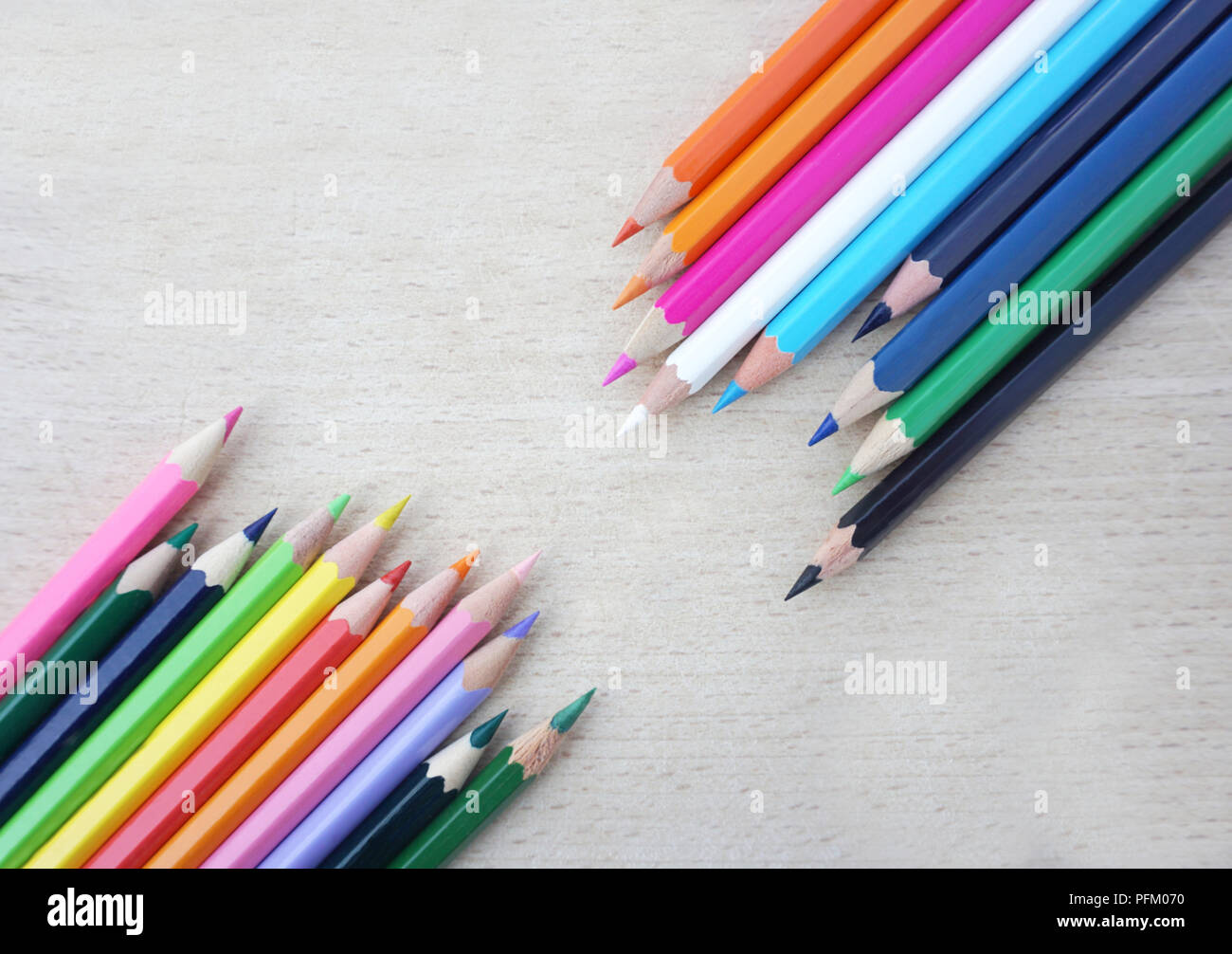 Crayon en bois de différentes couleurs vives mise à plat en bois sur fond rayé.drôle et me background Banque D'Images