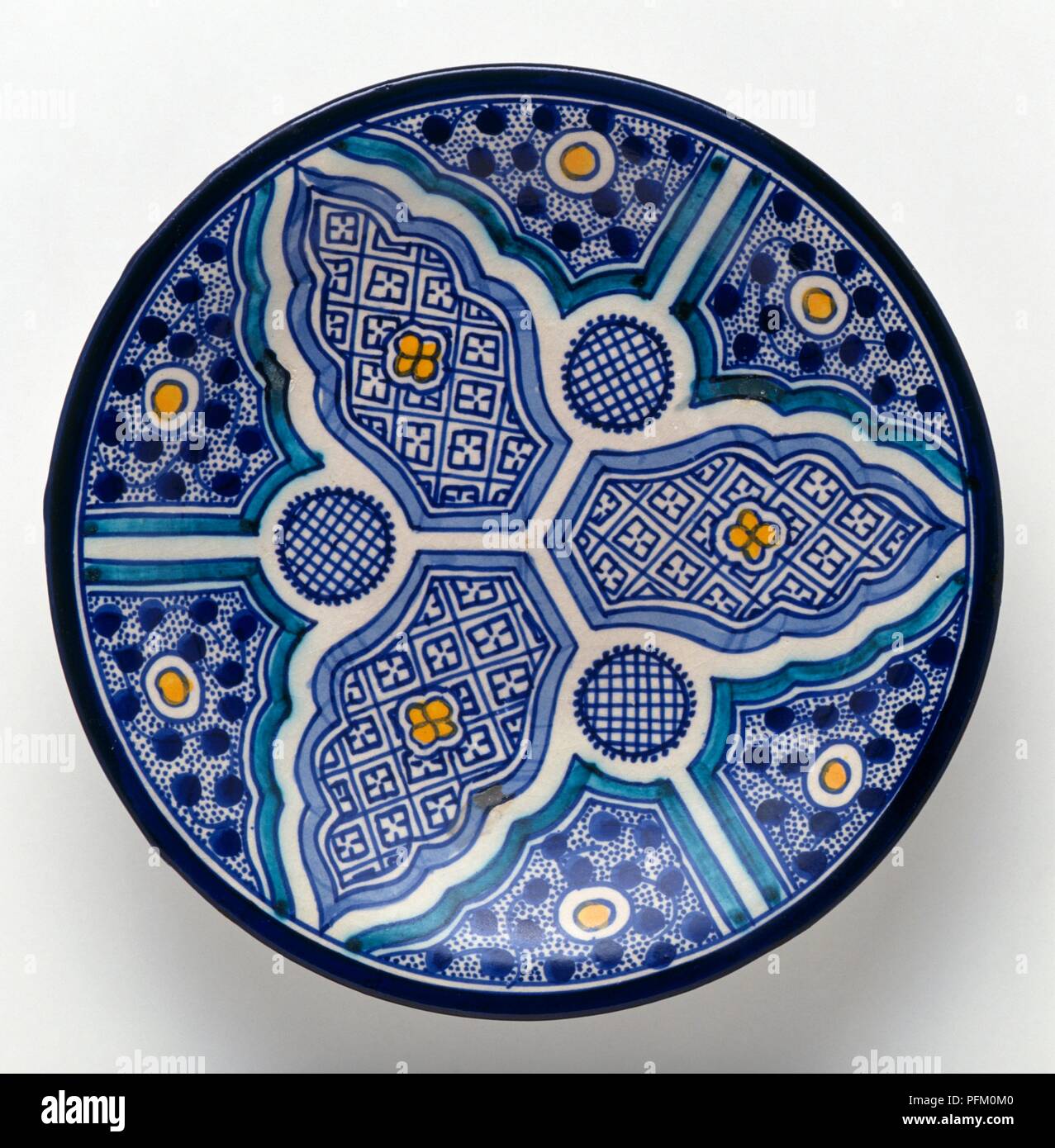Plaque en céramique à motifs bleus, close-up Banque D'Images