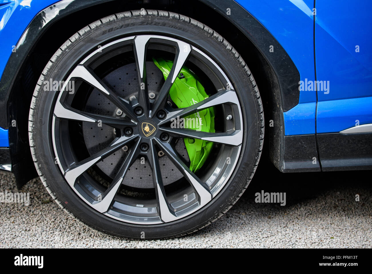 Cardiff, Wales, UK - 19 août 2018 : roue et des disques de frein sur un  fond bleu Lamborghini Urus Photo Stock - Alamy