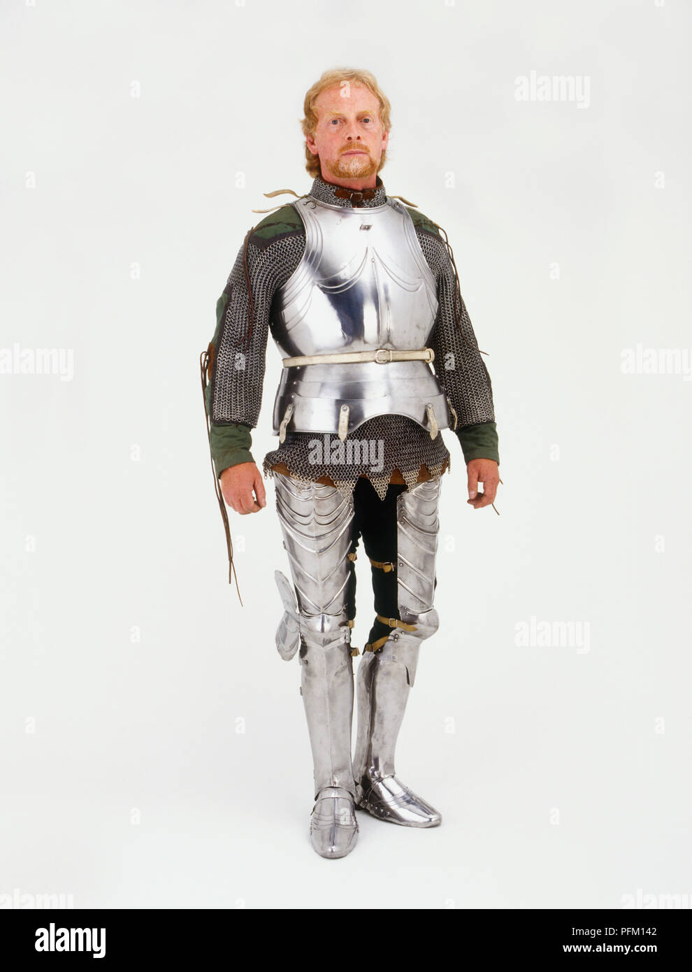 Homme portant un chain mail et armure Banque D'Images