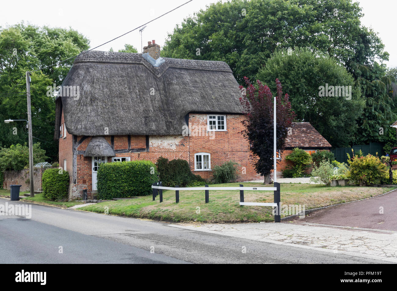 Elm Cottage une belle maison de chaume de grade 11 à Tilshead, Wiltshire, Angleterre, Royaume-Uni Banque D'Images