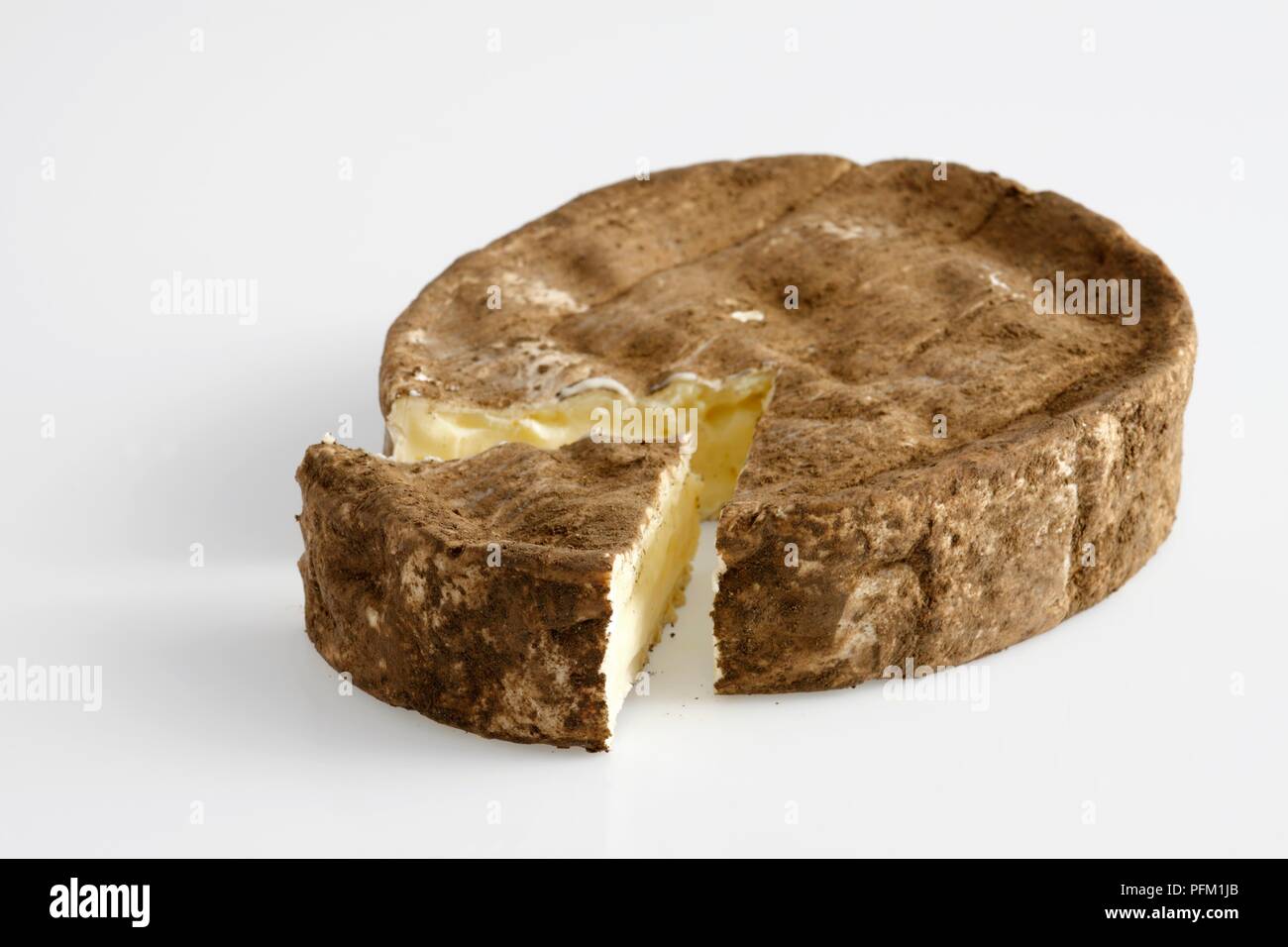 Rond et doux d'Olivet Français tranche fromage au lait de vache avec écorce couverte de poivre brun Banque D'Images