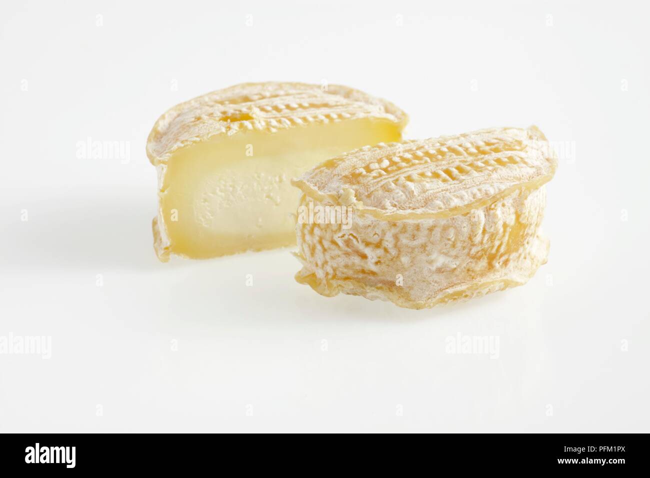 Meubles de série de Lou Français Rocaillou fromage de brebis moulé blanc montrant la couenne Banque D'Images