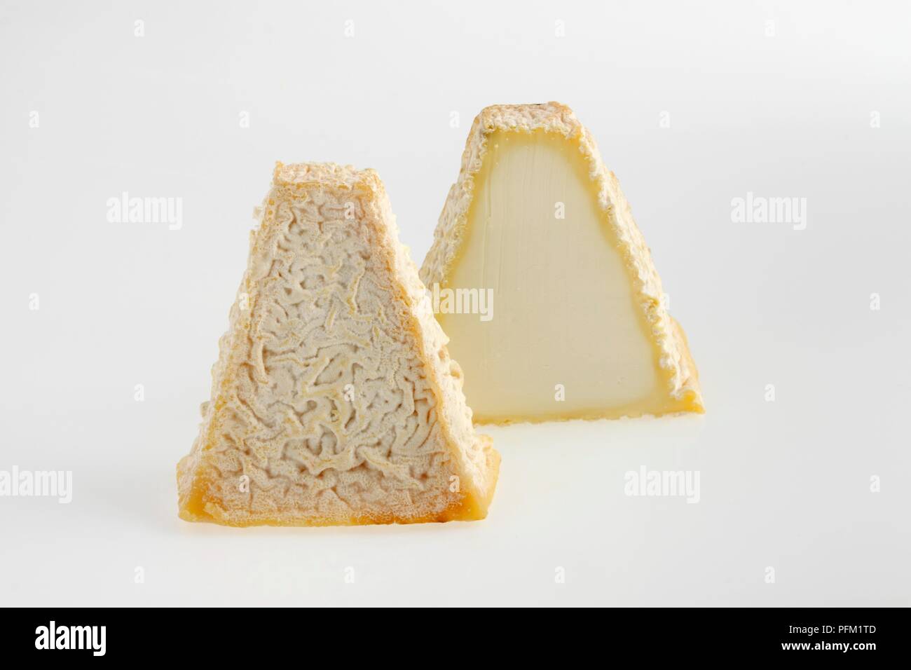 Tranches de pyramide de Pouligny-Saint-Pierre français du fromage de chèvre à croûte texturée Banque D'Images