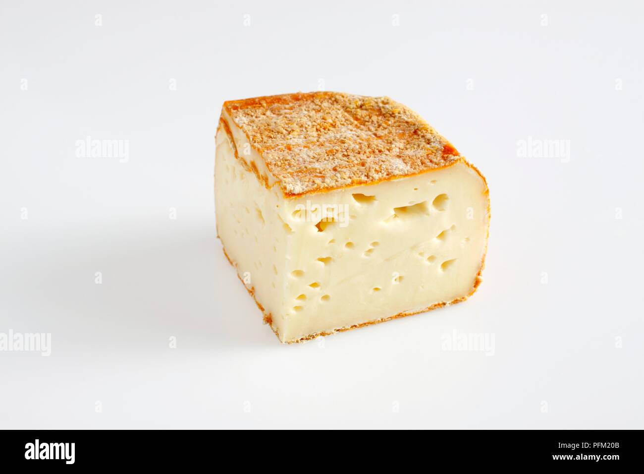 Tranche de sable de Wissant Français fromage au lait de vache de chapelure sur le zeste d'orange Banque D'Images