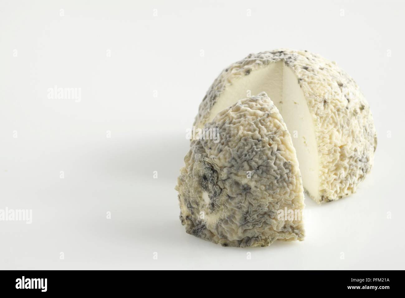 Sphère en tranches de fromage de chèvre Charentaise Taupinette froissé avec croûte gris-blanc Banque D'Images