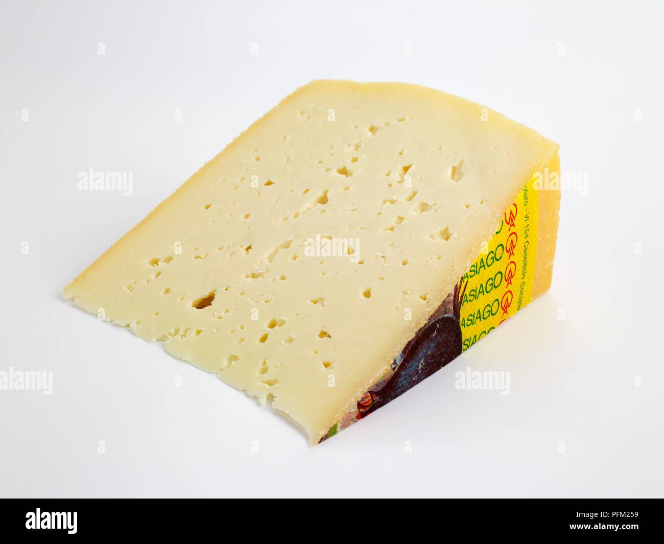 Asiago italien tranche de fromage au lait de vache Banque D'Images