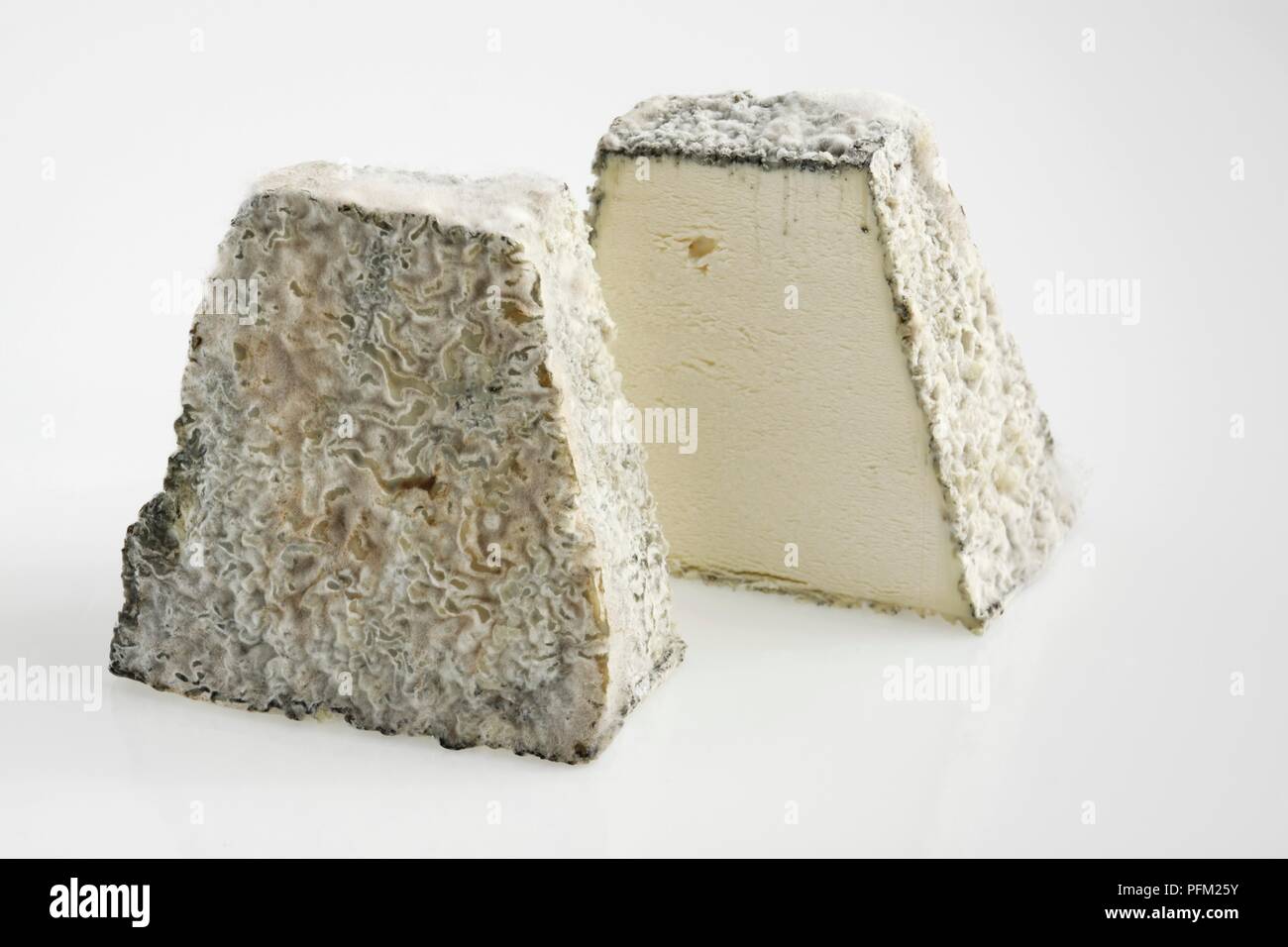 Pyramide tronquée en tranches de fromage de chèvre AOC Valençay texturé avec couenne Banque D'Images