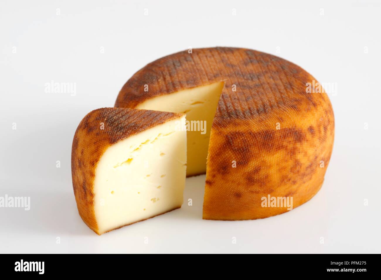 Meubles de série de trappe d'ECHOURGNAC Français fromage au lait de vache à croûte brun foncé Banque D'Images