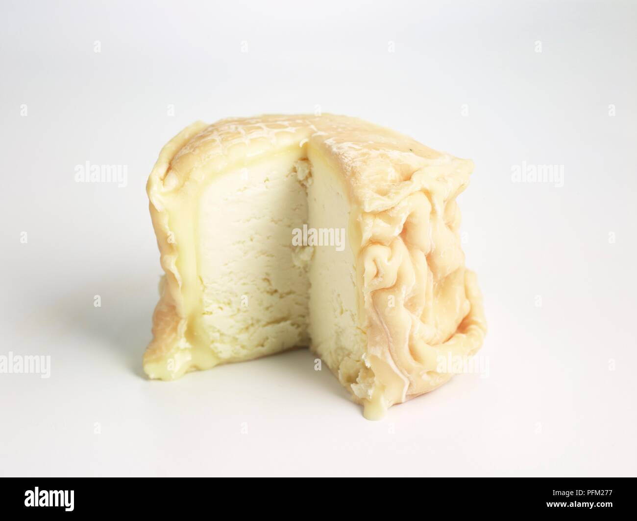 Cylindre en tranches de fromage de chèvre Français Tarentais avec couenne ridée Banque D'Images