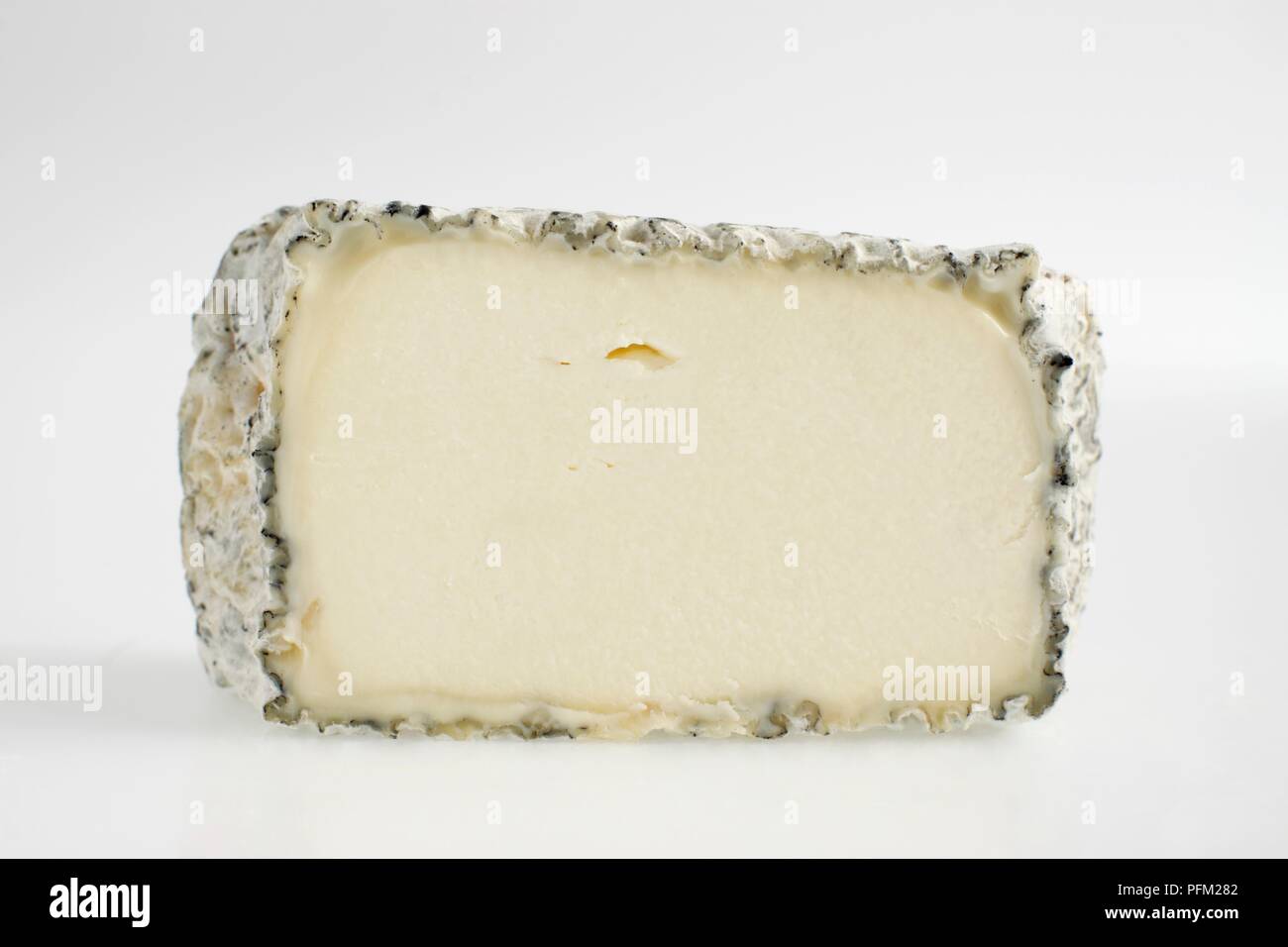 Tranche de fromage de chèvre Français Trefle bleu-gris avec de la moisissure sur la couenne Banque D'Images