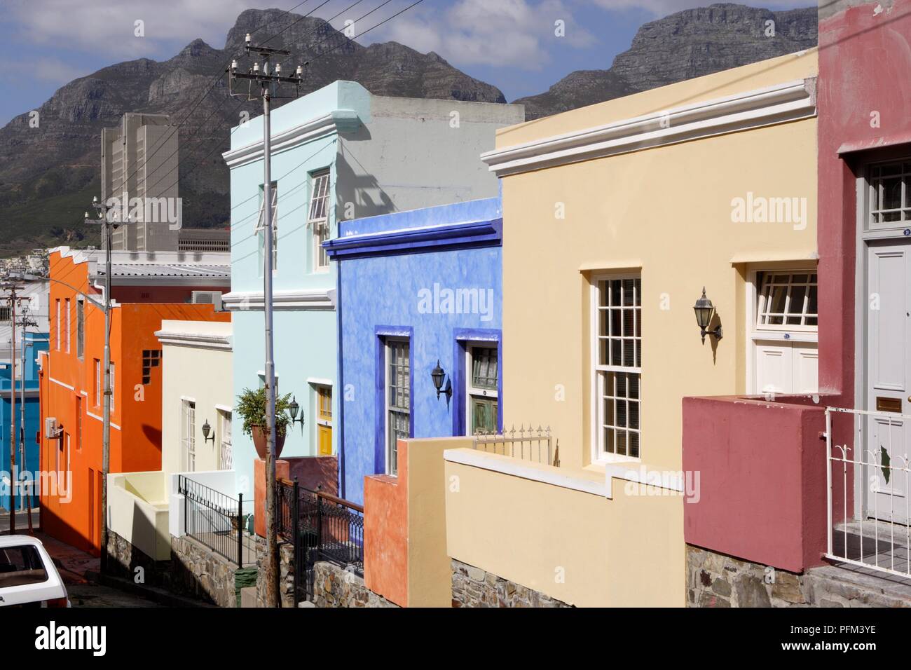 L'Afrique du Sud, Cape Town, Bo-Kaap, rue bordée de maisons colorées Banque D'Images