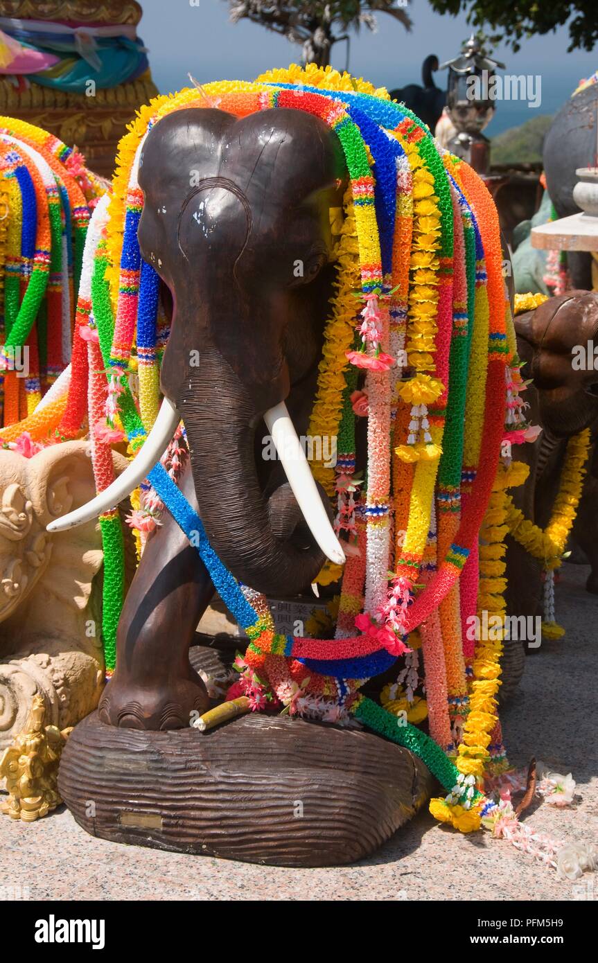 La Thaïlande, Phuket, Laem Phromthep cap Phromthep (sanctuaire), au-dessus de la cape, la statue d'un éléphant décoré de guirlandes Banque D'Images