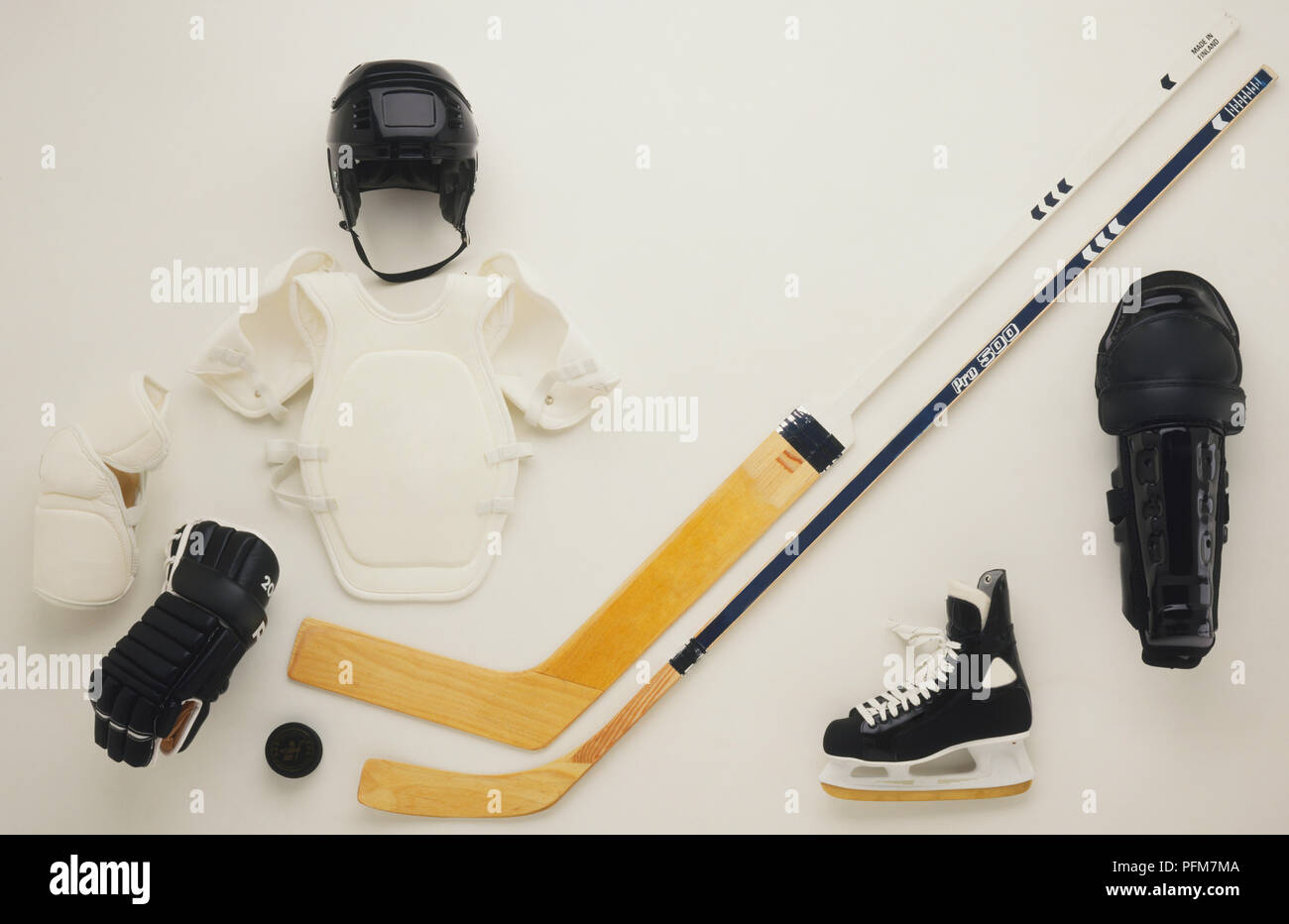 Uniformes et équipements de hockey bâtons de hockey, y compris, casque, gant, patin à glace, rondelle, et les côtes, coudières et genouillères Banque D'Images