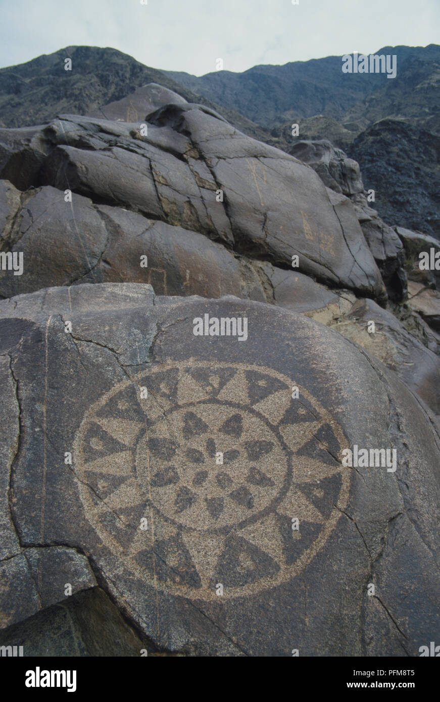 Des images de roues sun sont parmi les 30 000 sculptures sur roc près du village de Chilas dans les montagnes du Karakoram au nord du Pakistan. Banque D'Images