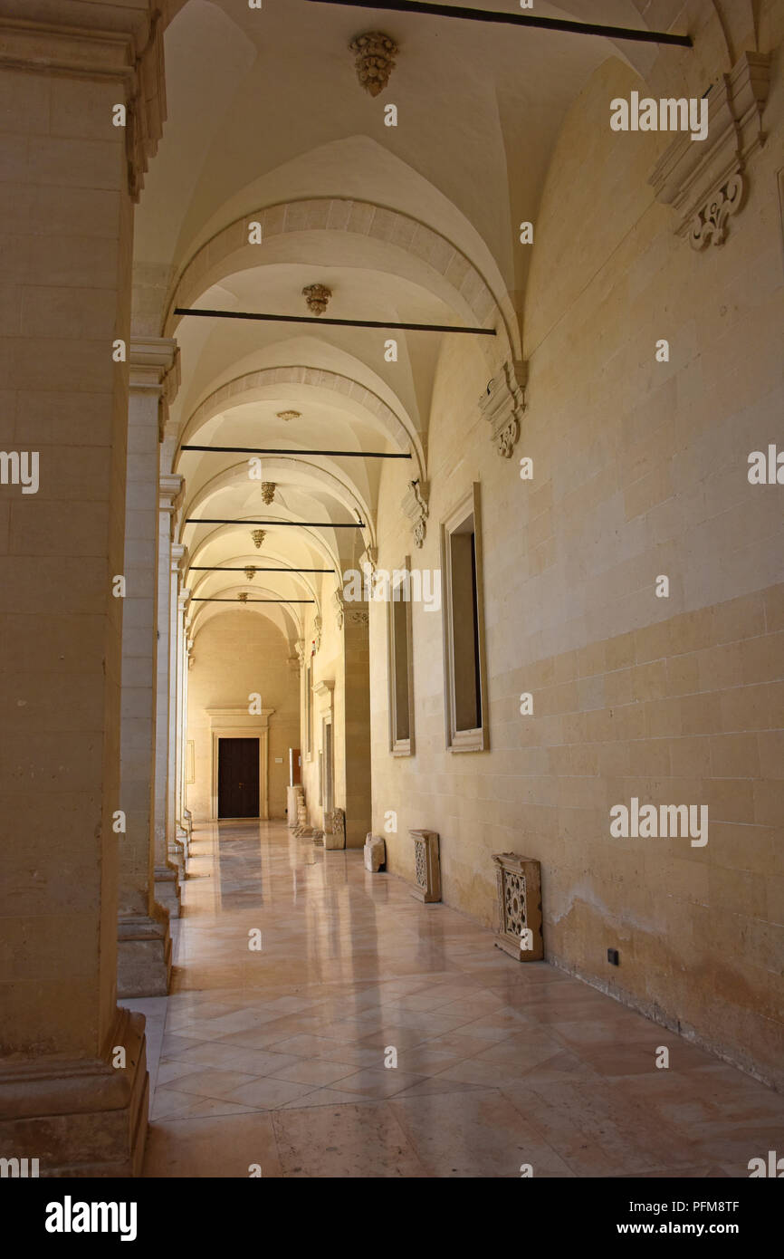 L'Italie, Lecce, la place du Duomo, cloître de la séminaire catholique. Avis et détails architecturaux. Banque D'Images