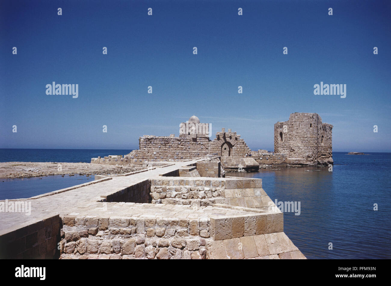 Liban, le Crusader du Château de la Mer à Sidon, une forteresse du 13ème siècle construit par les croisés sur une petite île reliée au continent par une chaussée. Banque D'Images