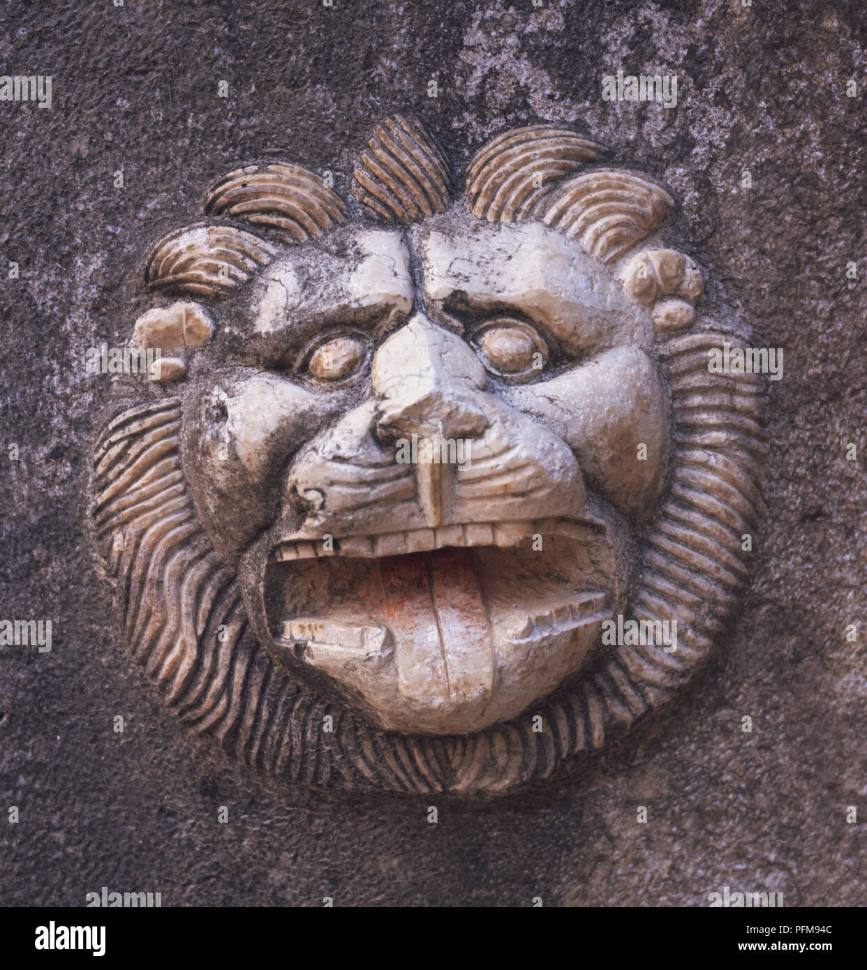 Tête de lions sculptés dans les rochers à Niha, Liban. Banque D'Images